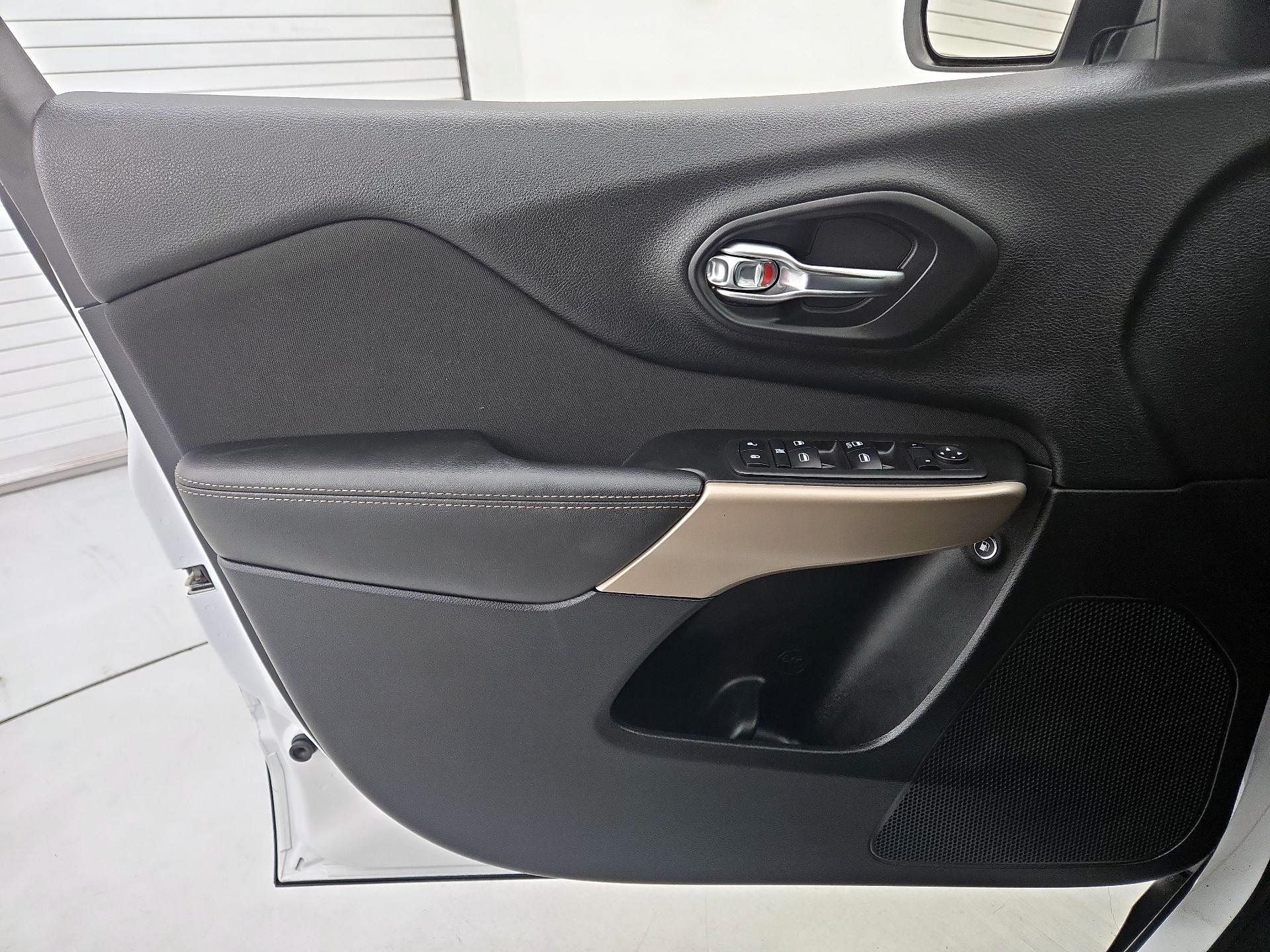 Thumbnail: 2018 Jeep Cherokee - 12