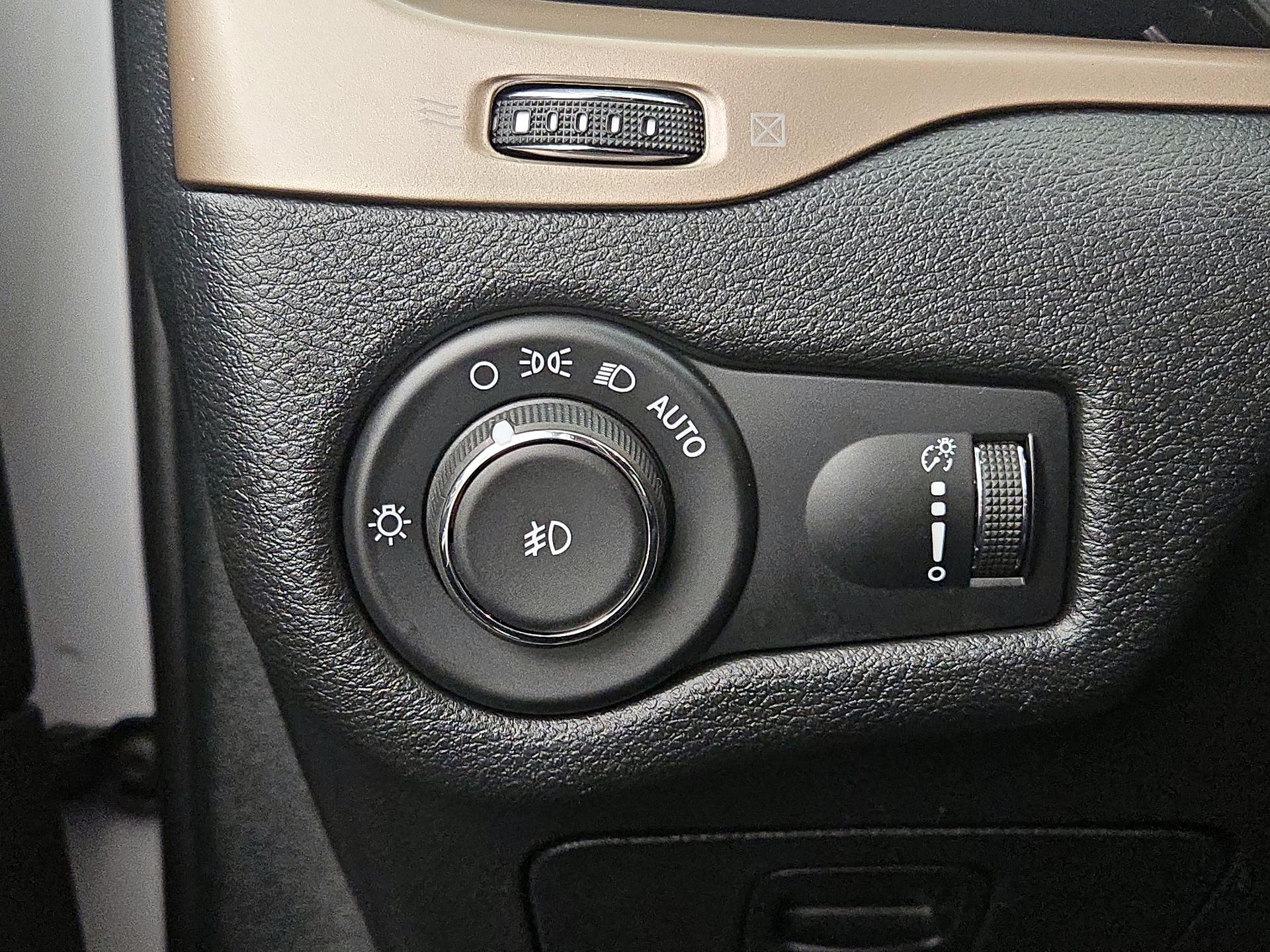 Thumbnail: 2018 Jeep Cherokee - 13