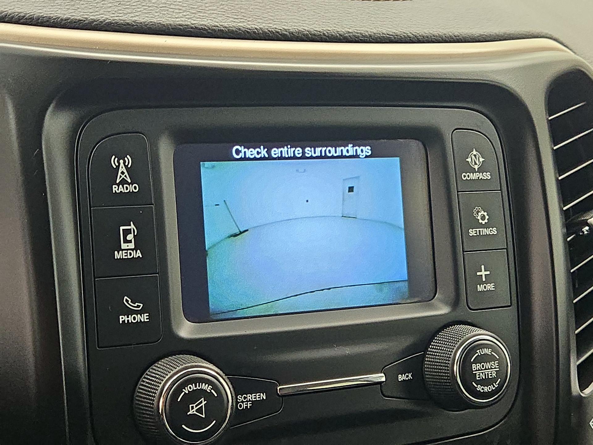 Thumbnail: 2018 Jeep Cherokee - 14