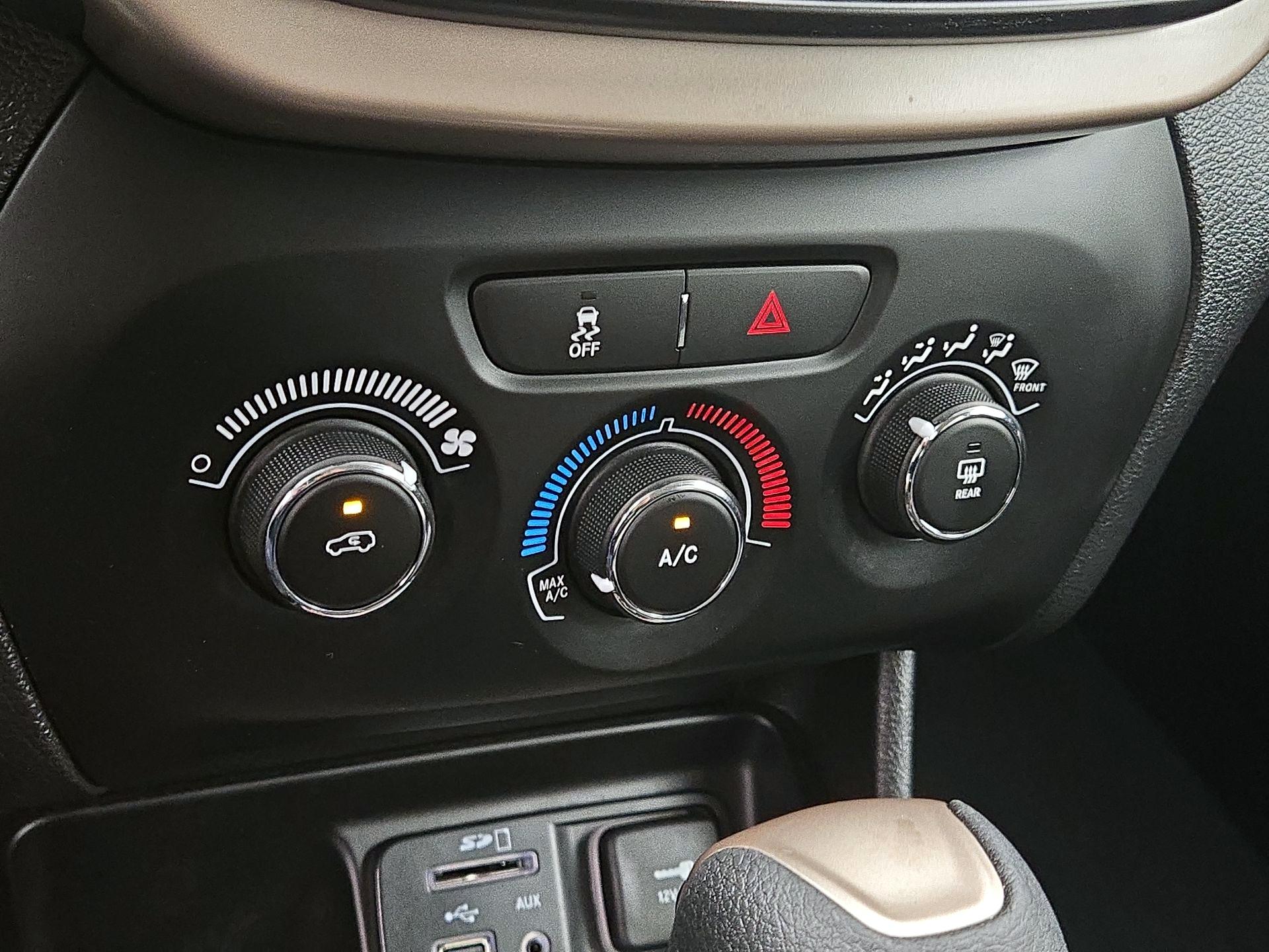 Thumbnail: 2018 Jeep Cherokee - 16