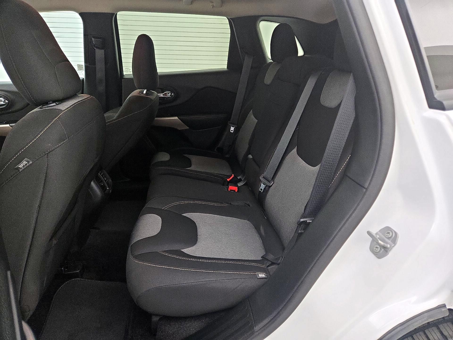 Thumbnail: 2018 Jeep Cherokee - 19