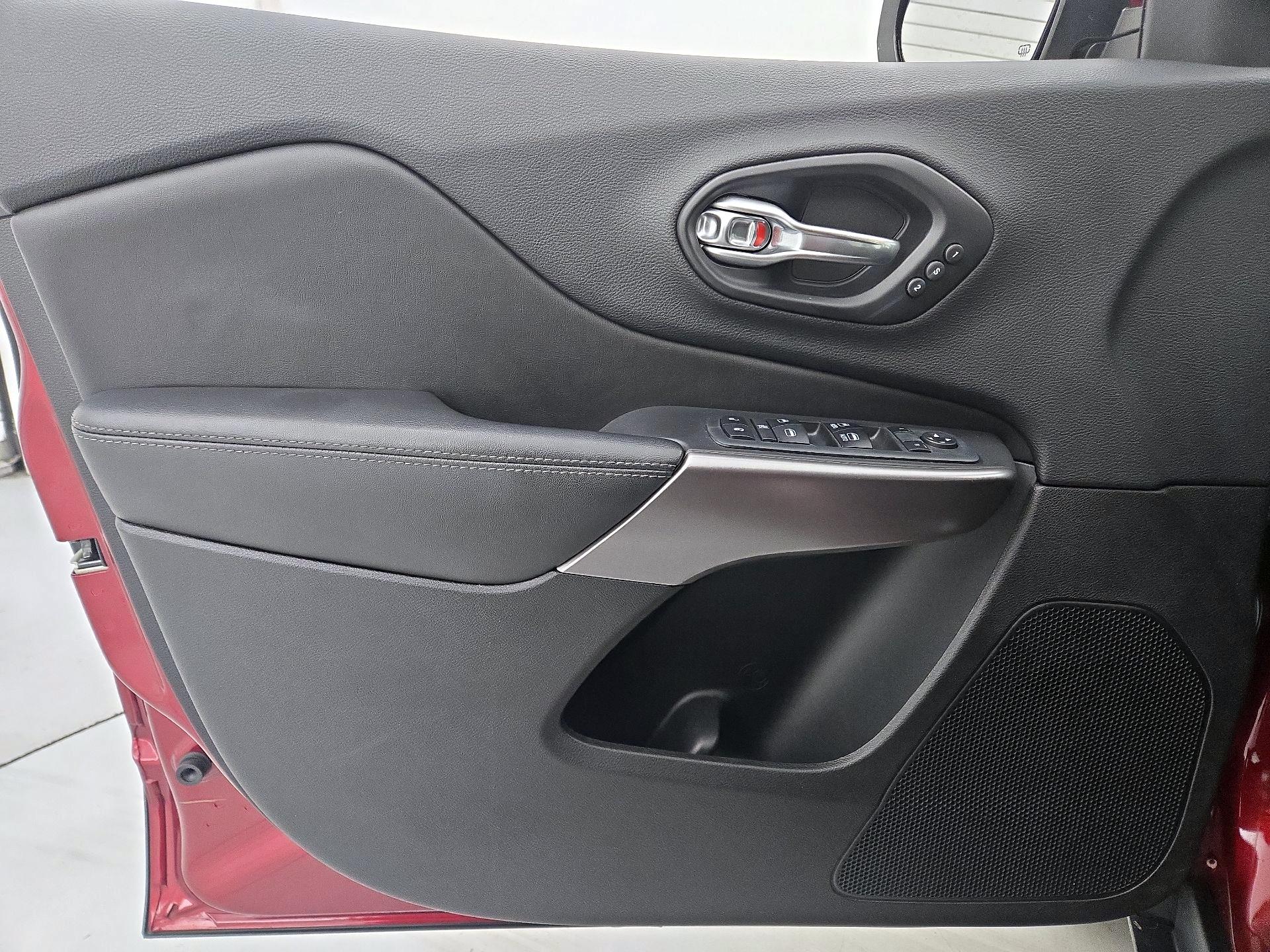 Thumbnail: 2019 Jeep Cherokee - 12