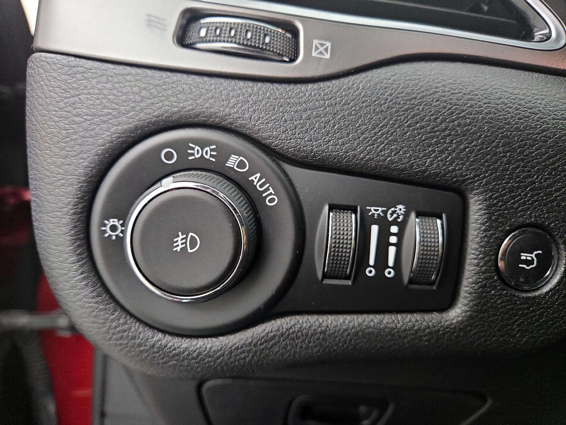 Thumbnail: 2019 Jeep Cherokee - 13