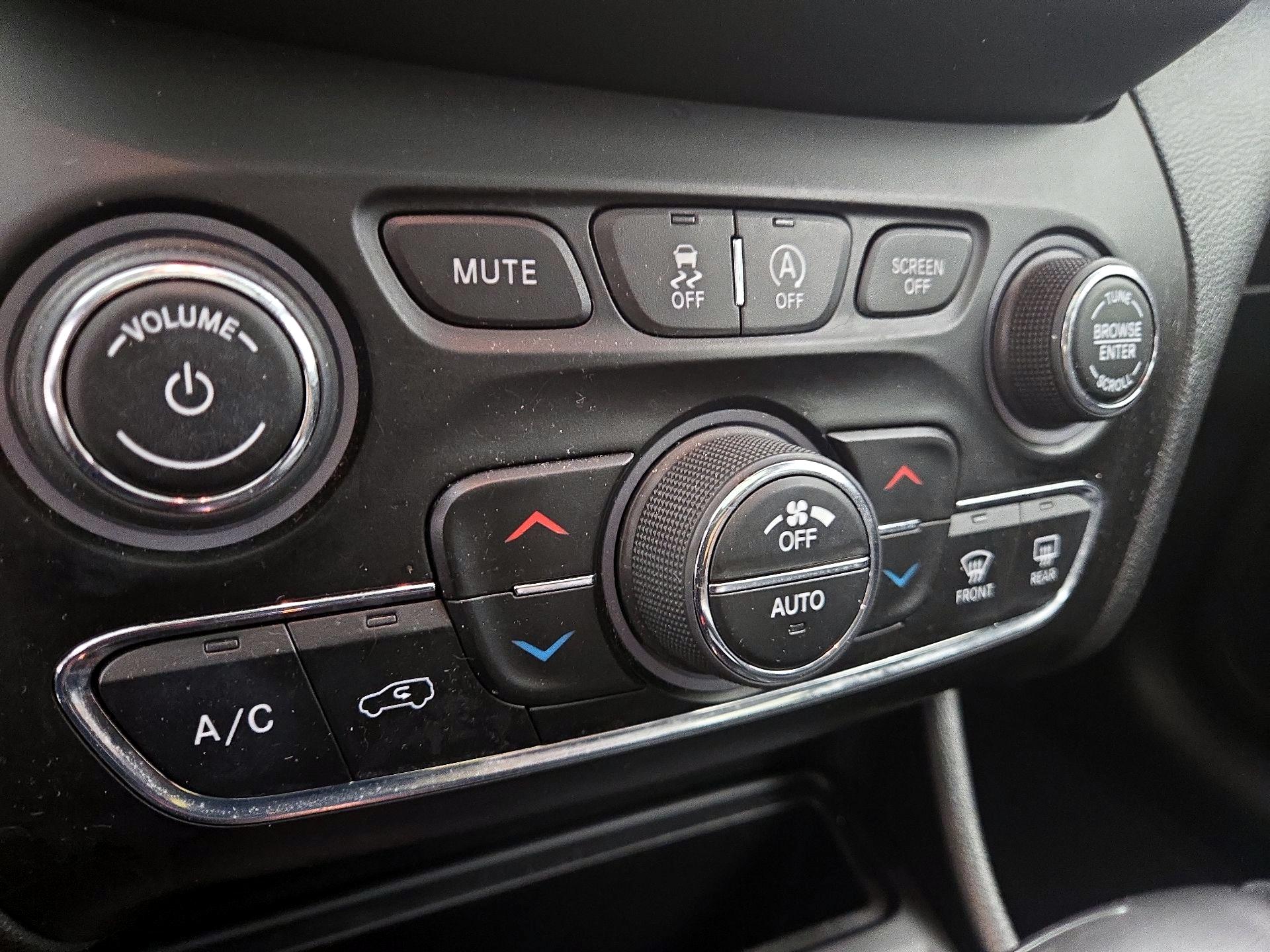 Thumbnail: 2019 Jeep Cherokee - 16