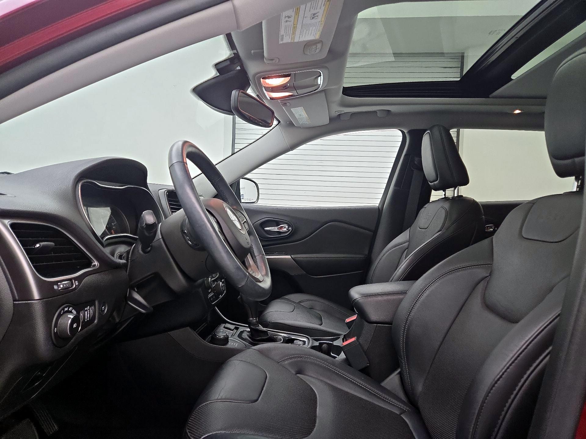 Thumbnail: 2019 Jeep Cherokee - 18