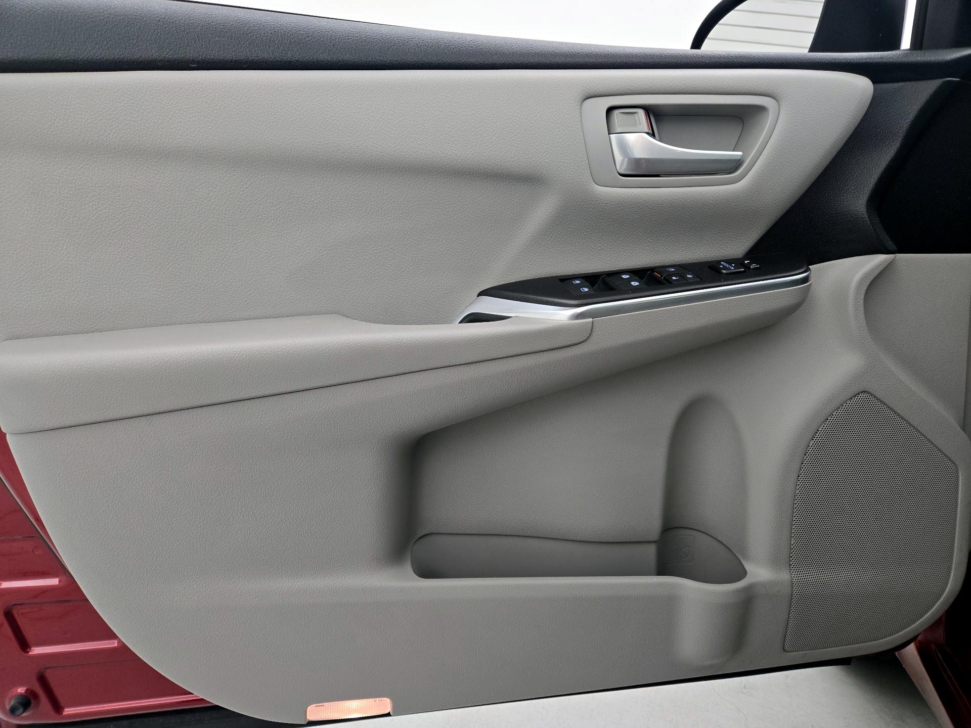 Thumbnail: 2017 Toyota Camry - 12