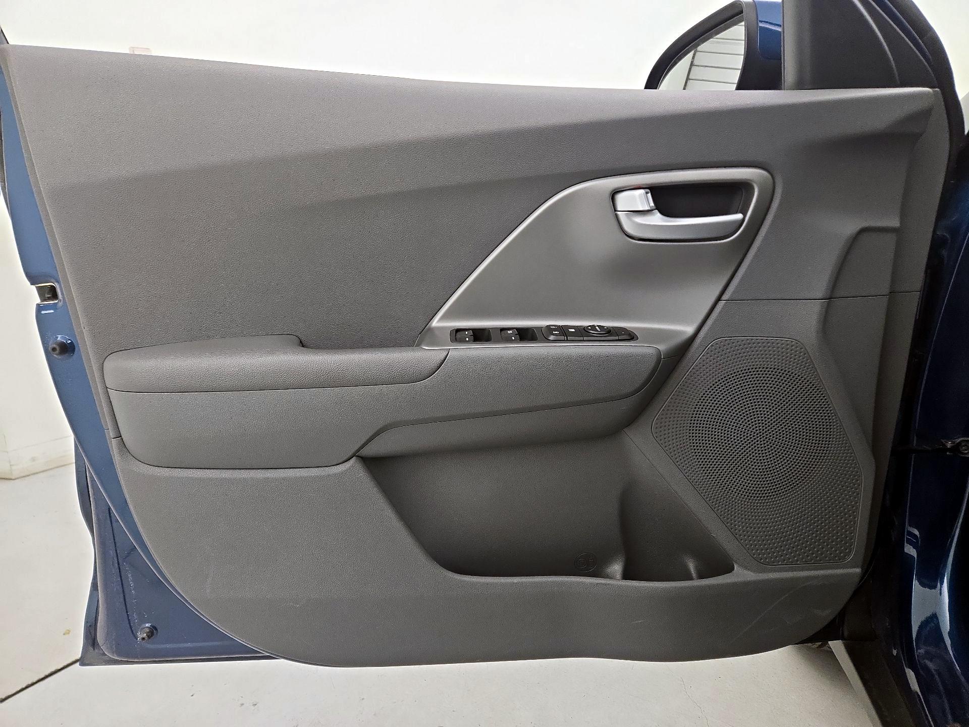 Thumbnail: 2020 Kia Niro - 12