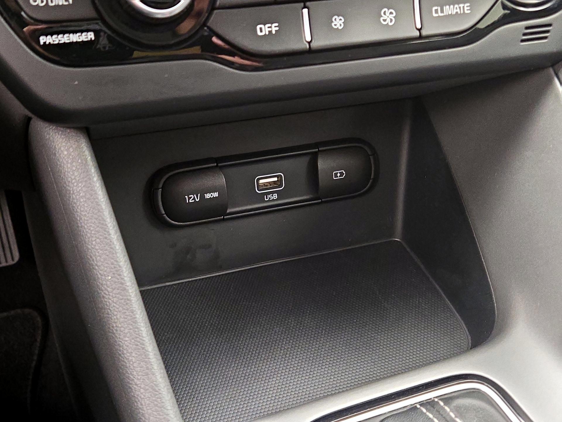 Thumbnail: 2020 Kia Niro - 18