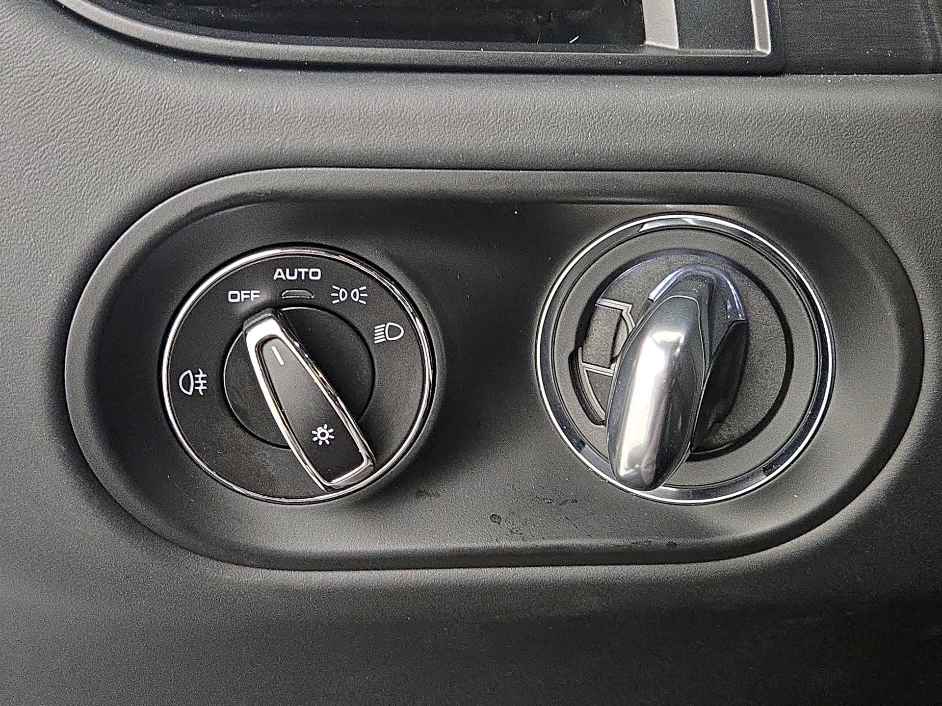 Thumbnail: 2023 Porsche Macan - 13