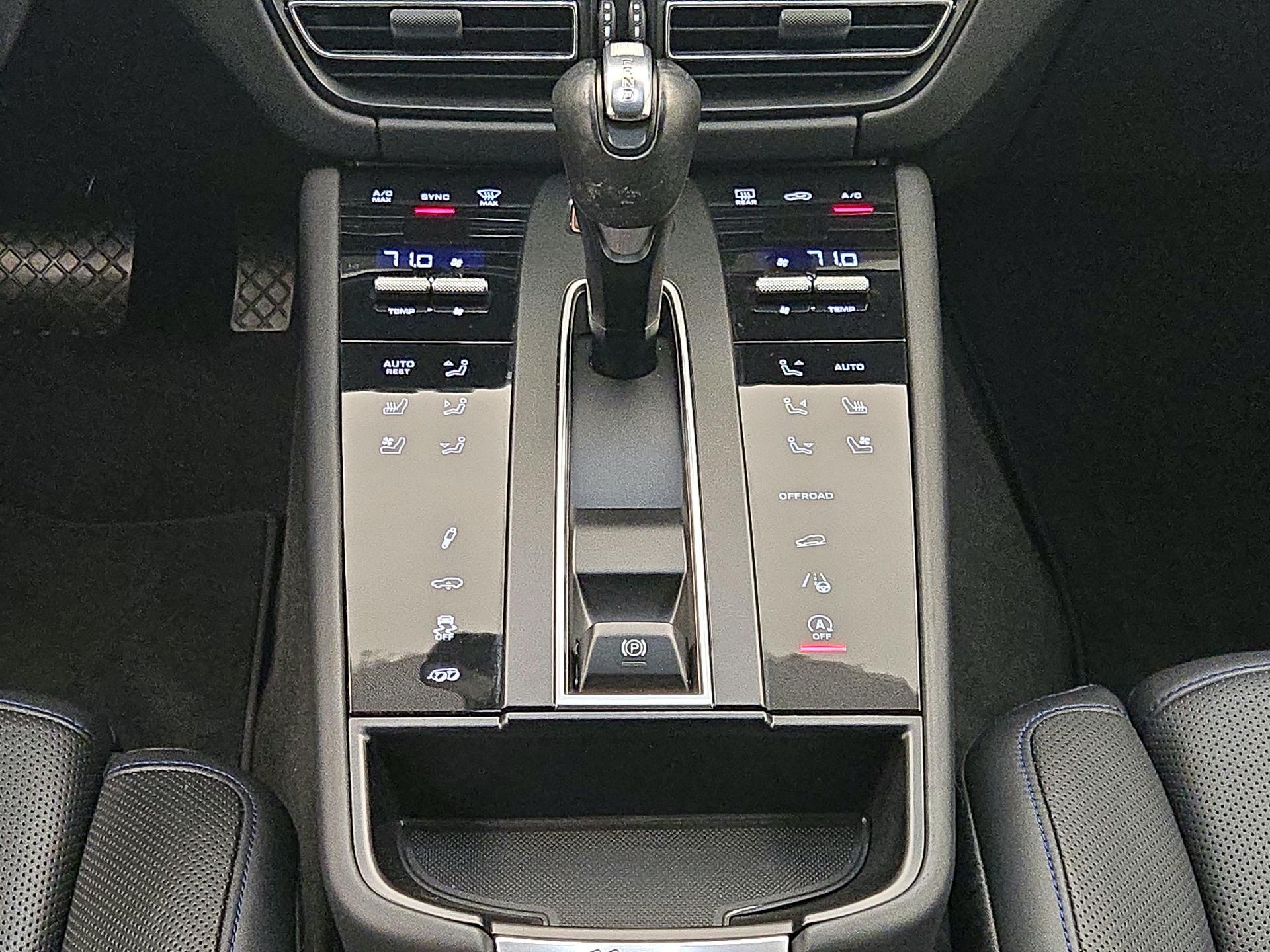 Thumbnail: 2023 Porsche Macan - 18