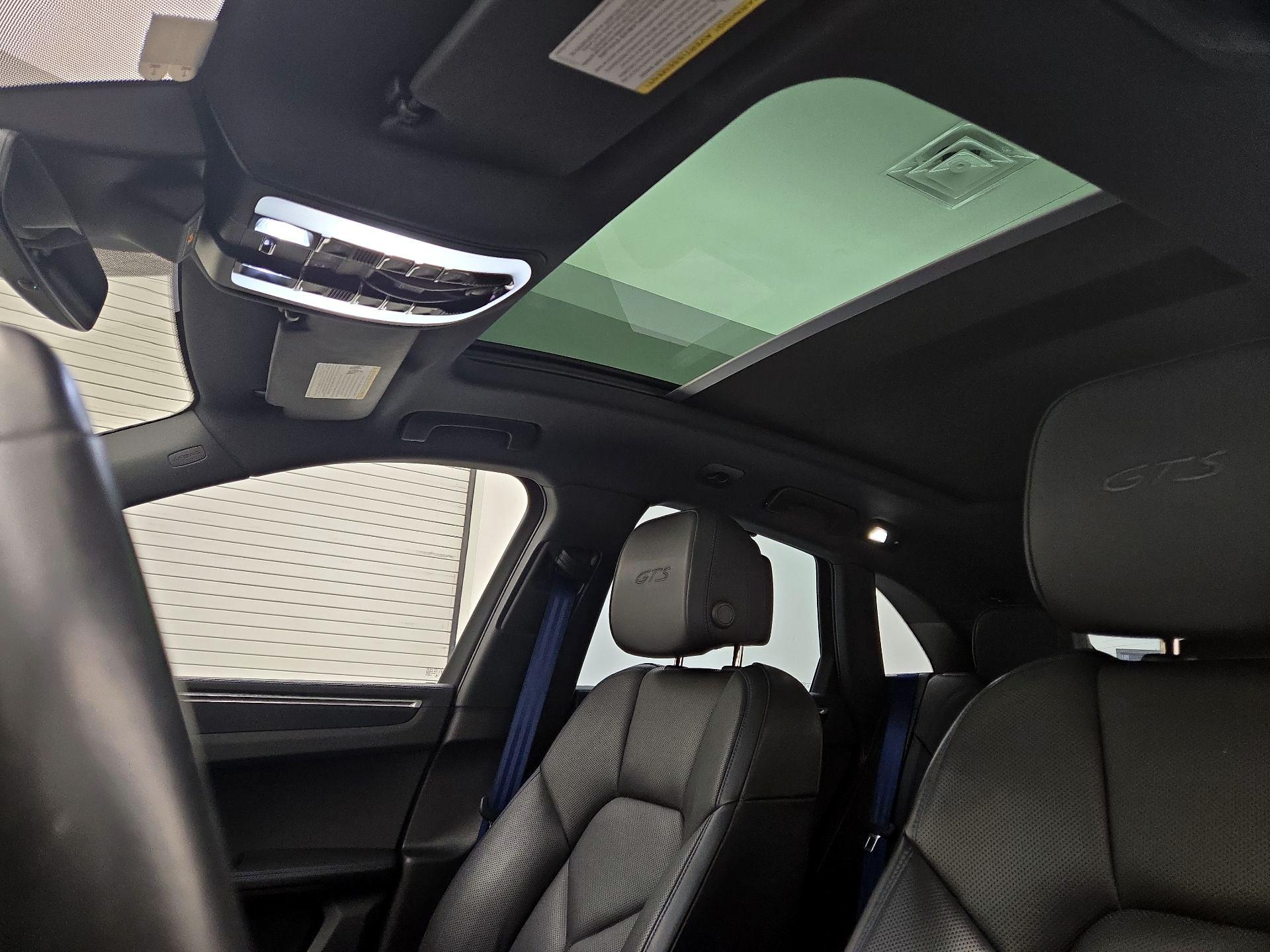 Thumbnail: 2023 Porsche Macan - 19