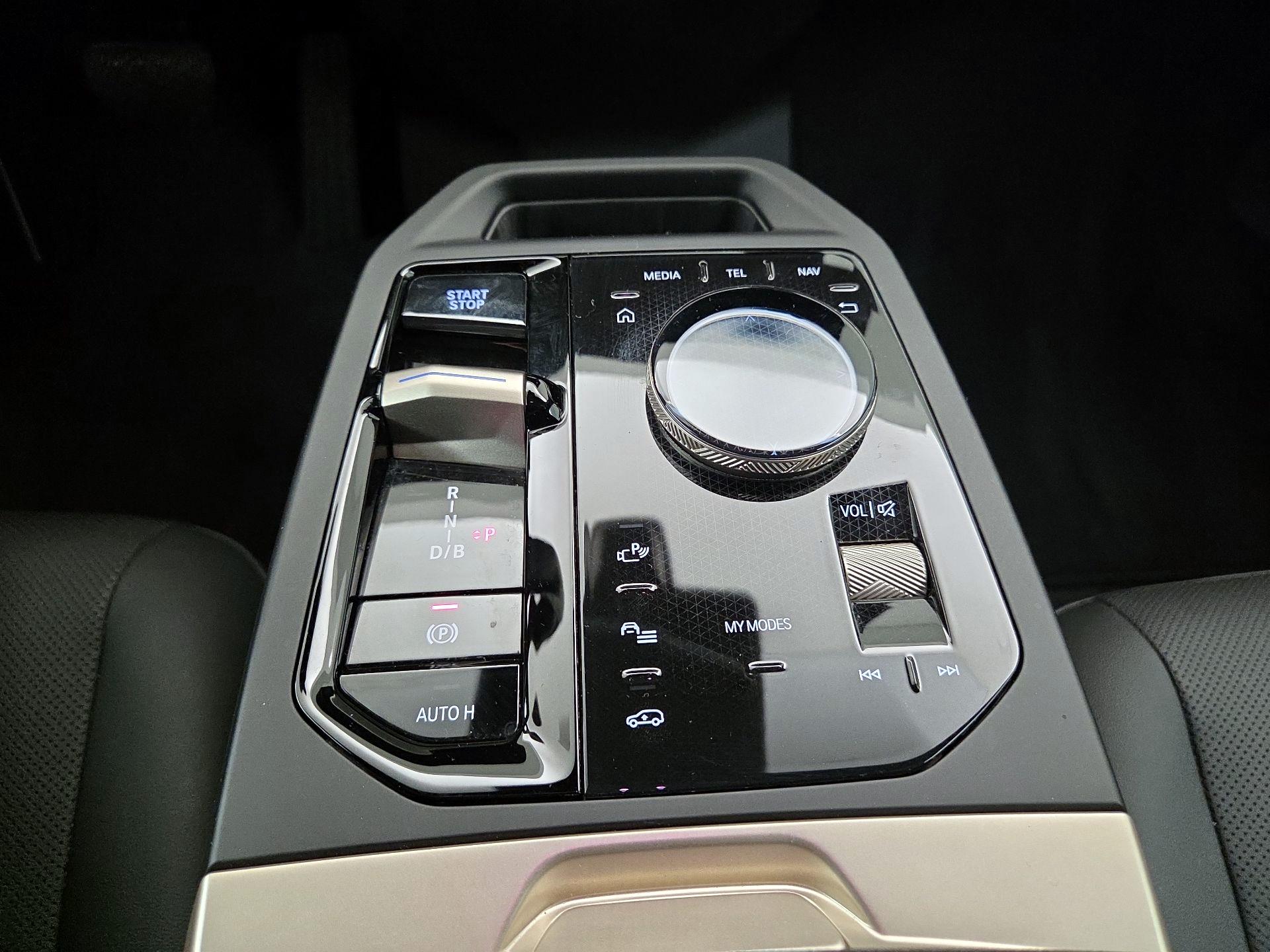 Thumbnail: 2022 BMW iX - 18