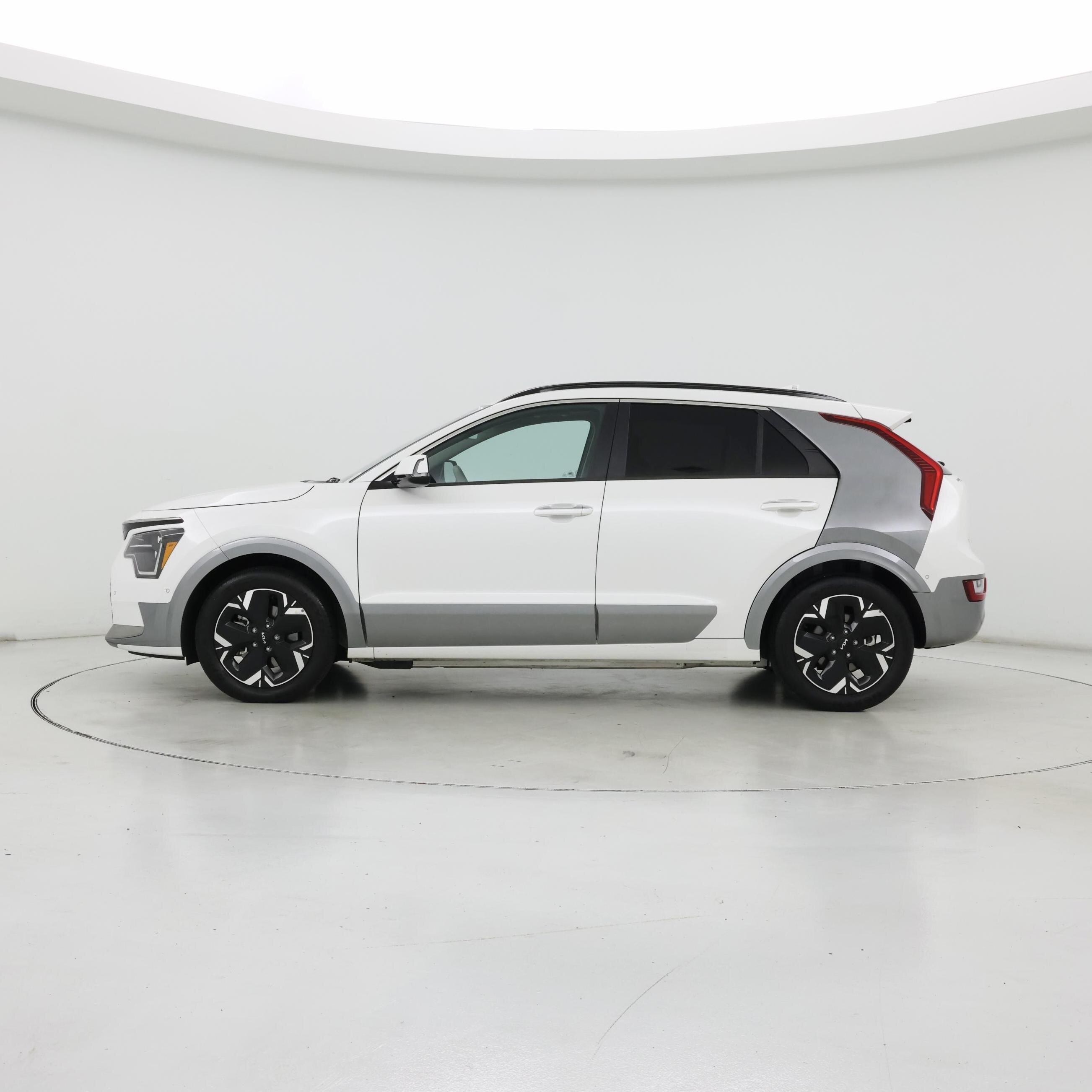 Thumbnail: 2023 Kia Niro - 3