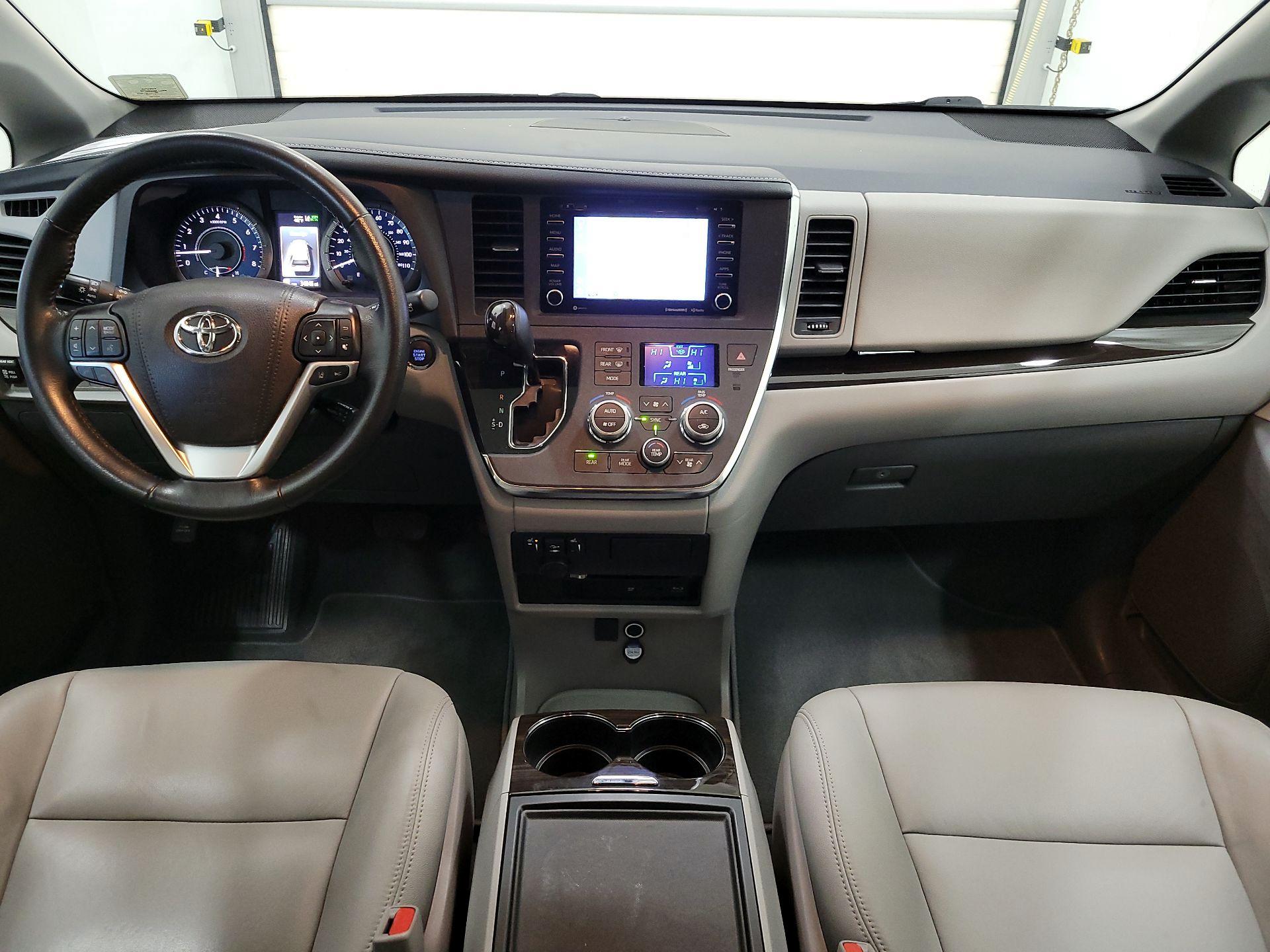 Thumbnail: 2019 Toyota Sienna - 9