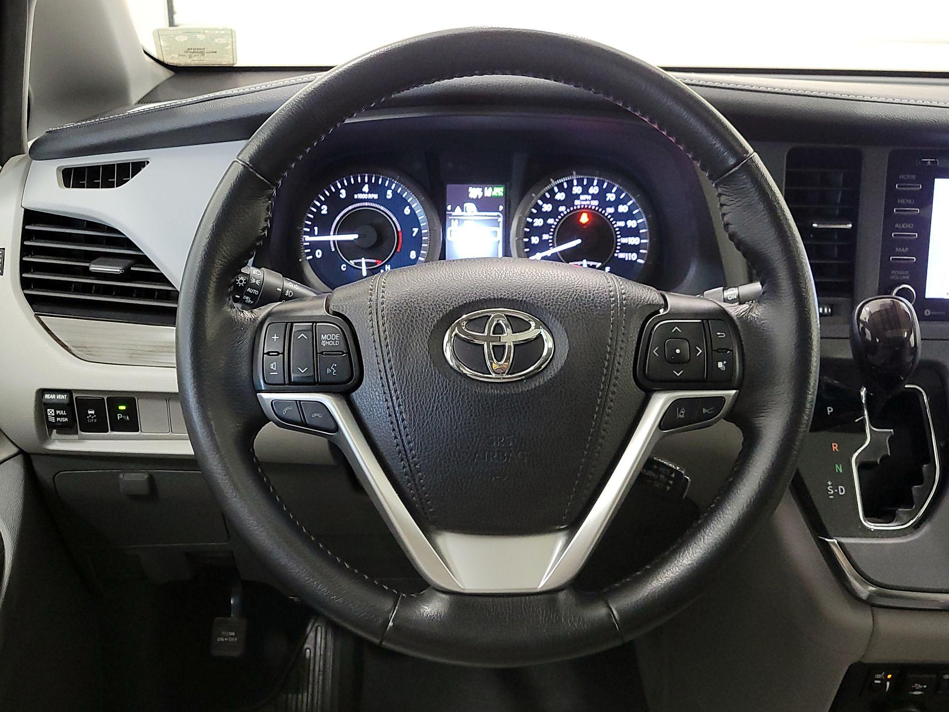 Thumbnail: 2019 Toyota Sienna - 10