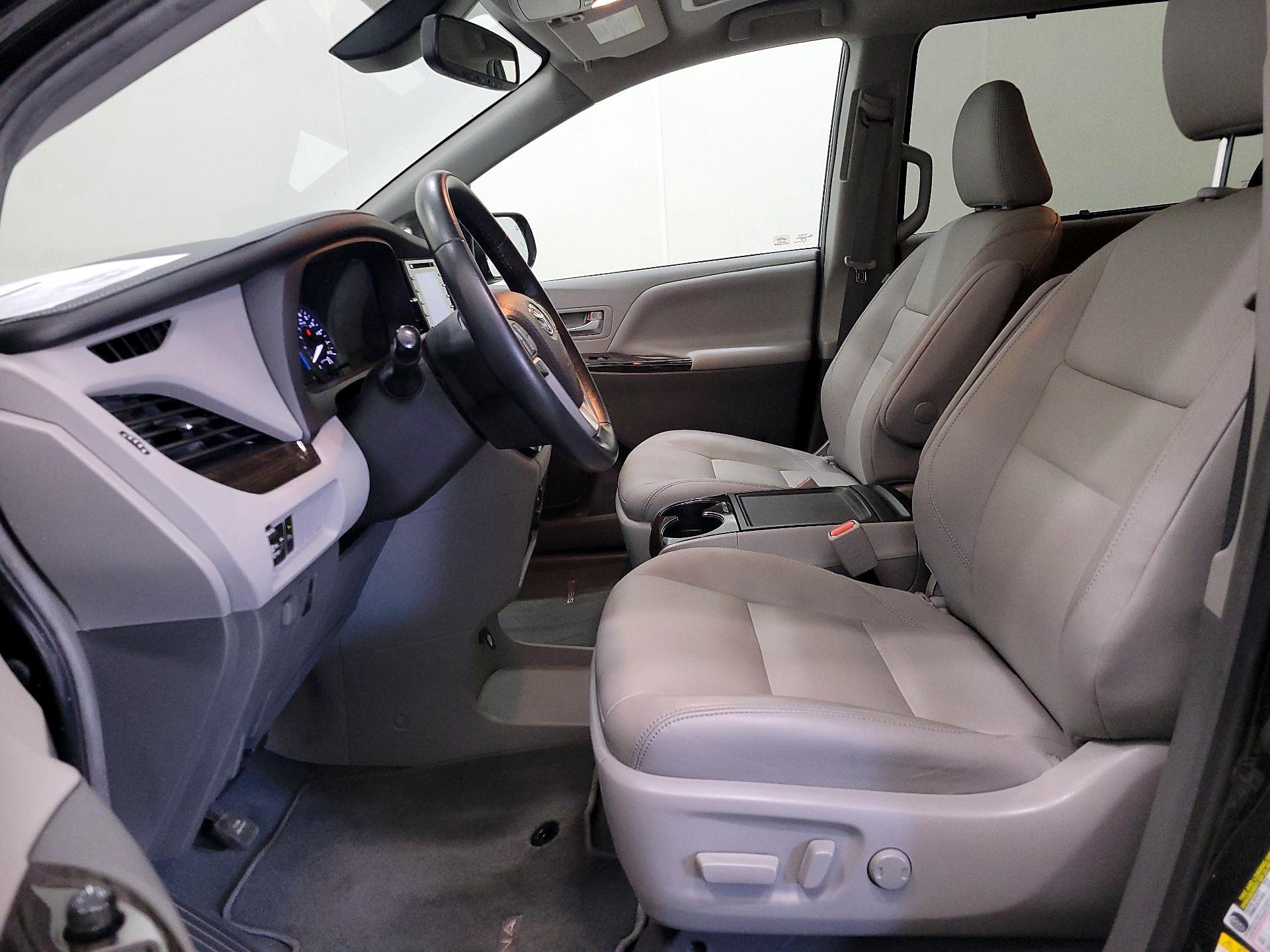 Thumbnail: 2019 Toyota Sienna - 11