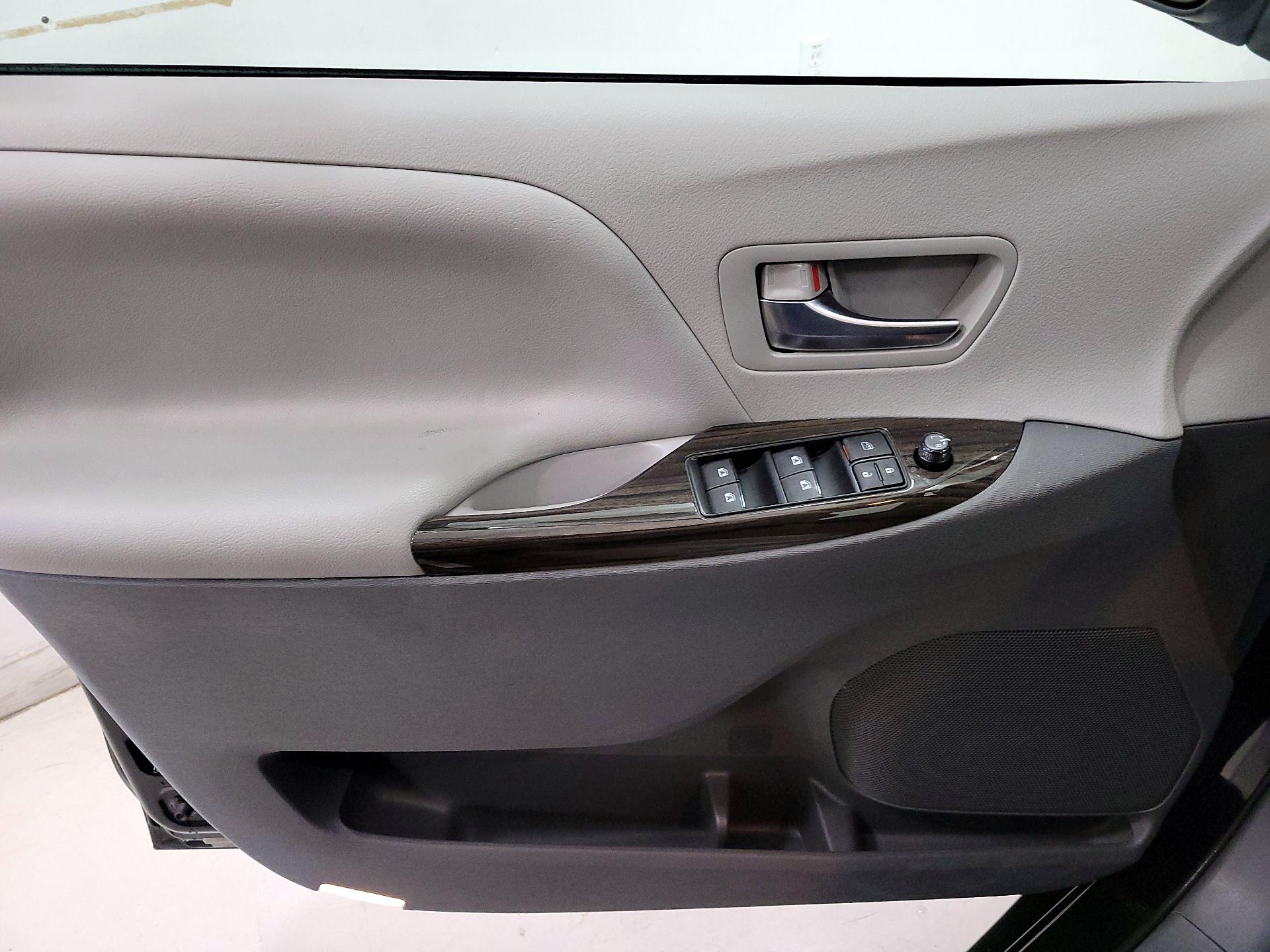 Thumbnail: 2019 Toyota Sienna - 12