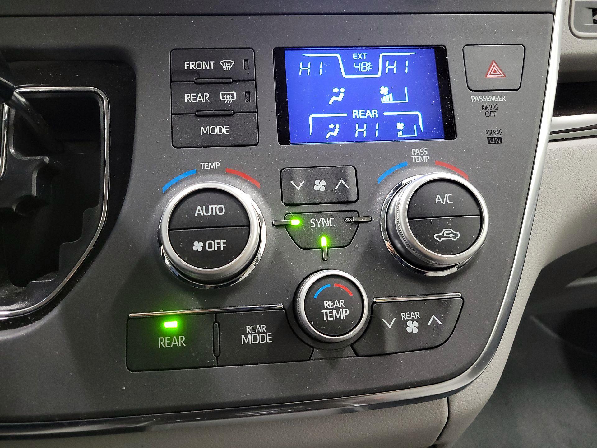 Thumbnail: 2019 Toyota Sienna - 17