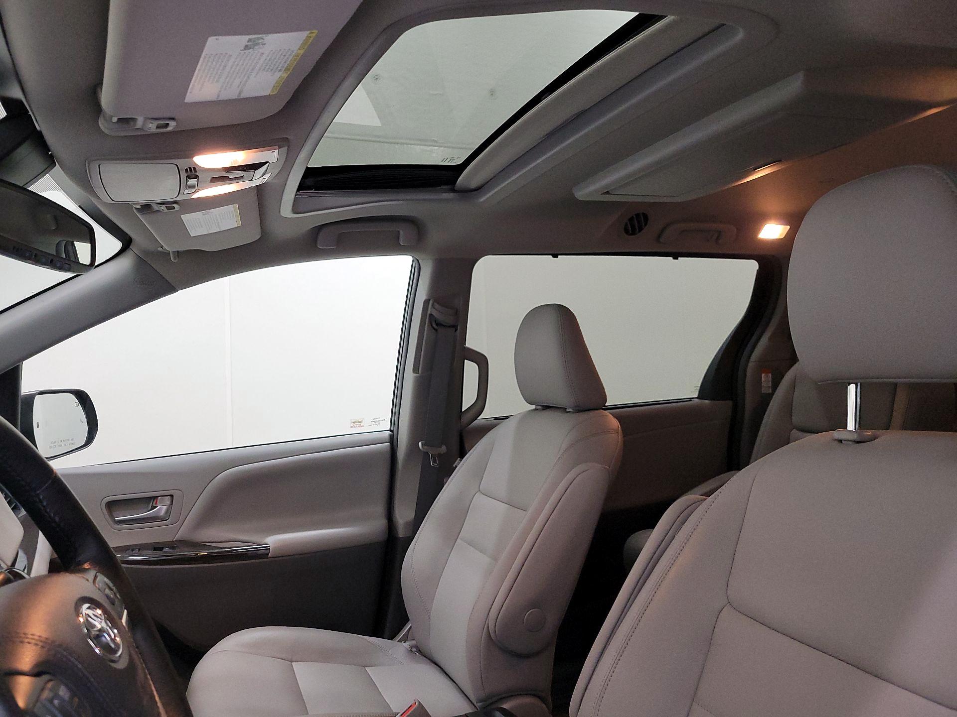 Thumbnail: 2019 Toyota Sienna - 20