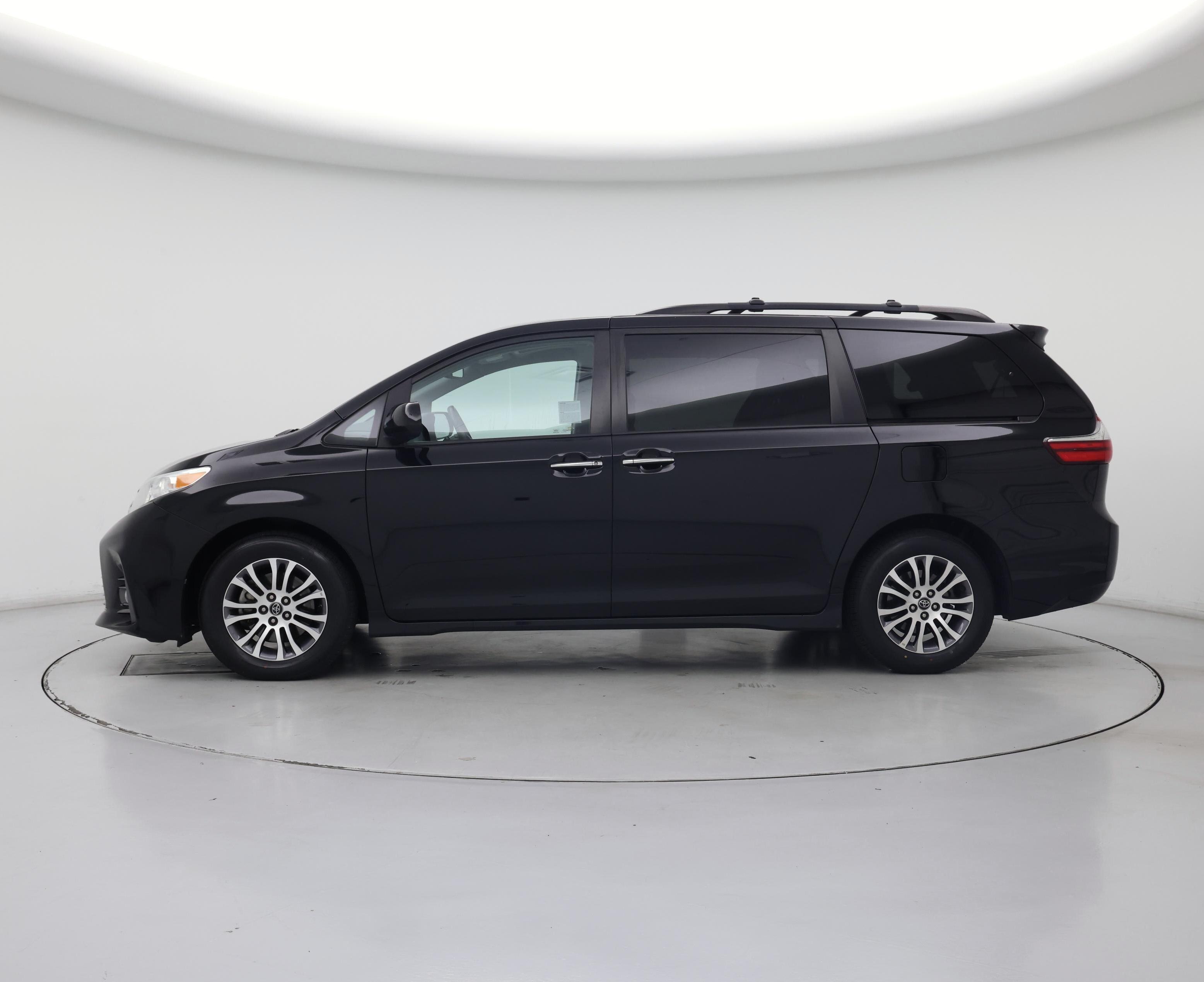 Thumbnail: 2019 Toyota Sienna - 3