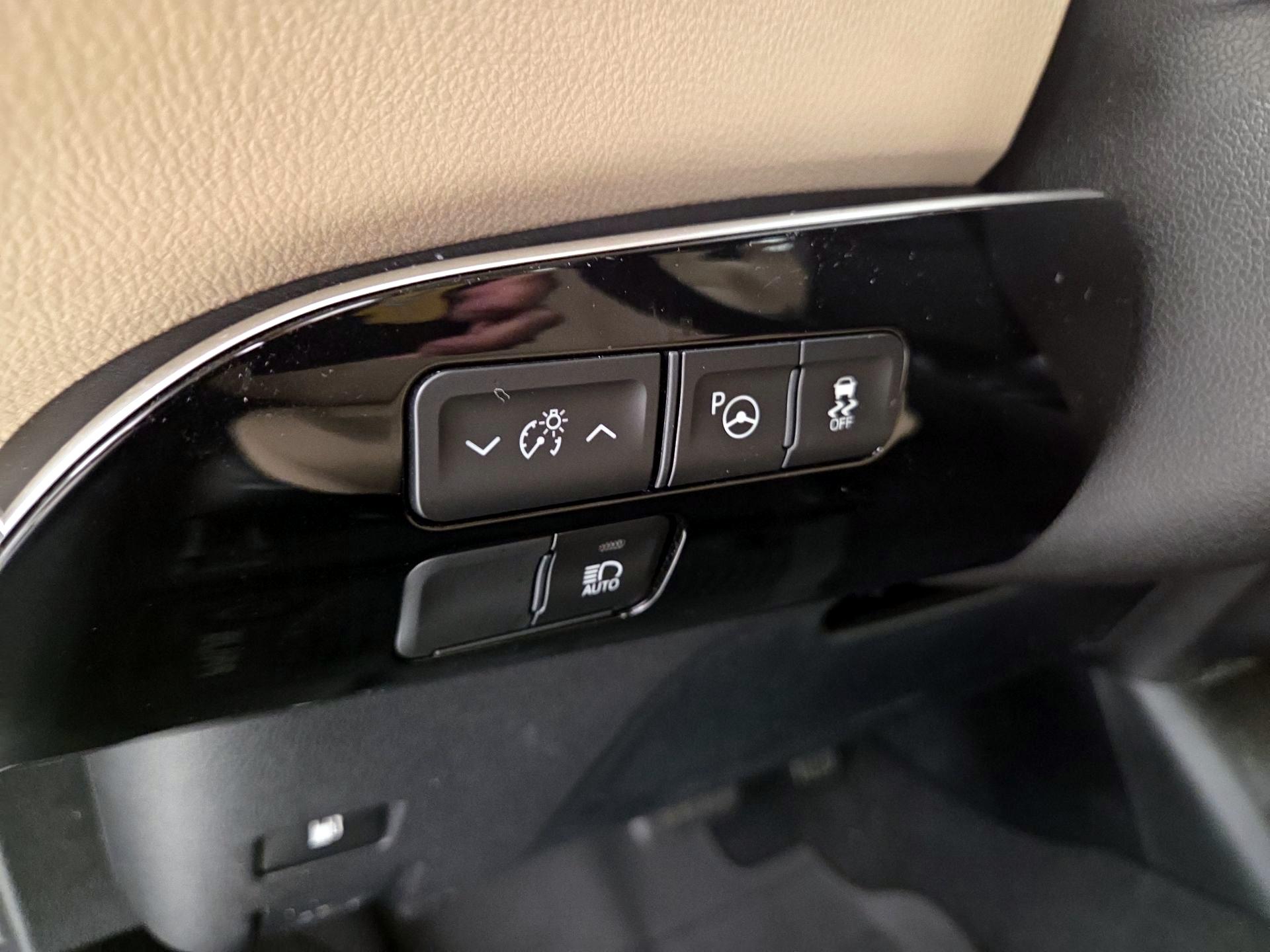 Thumbnail: 2021 Toyota Prius - 13