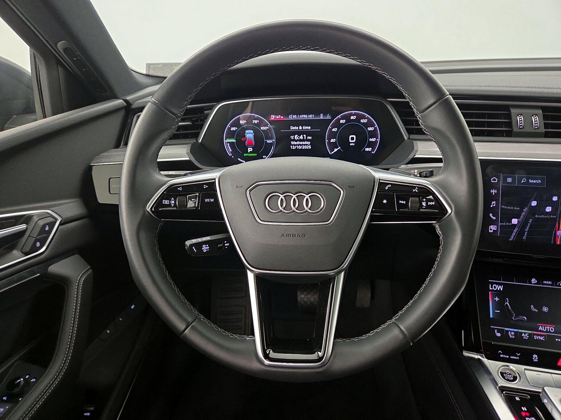 Thumbnail: 2023 Audi e-tron S - 10