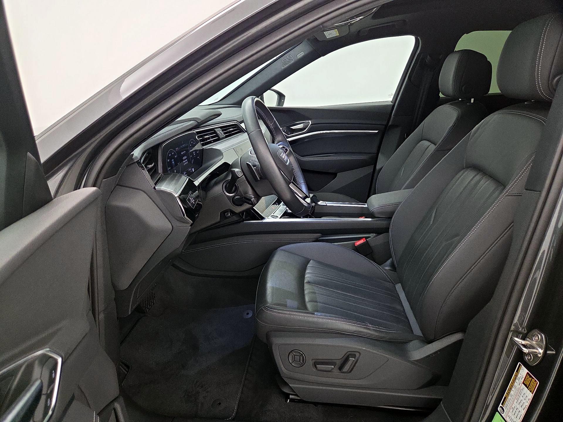 Thumbnail: 2023 Audi e-tron S - 11