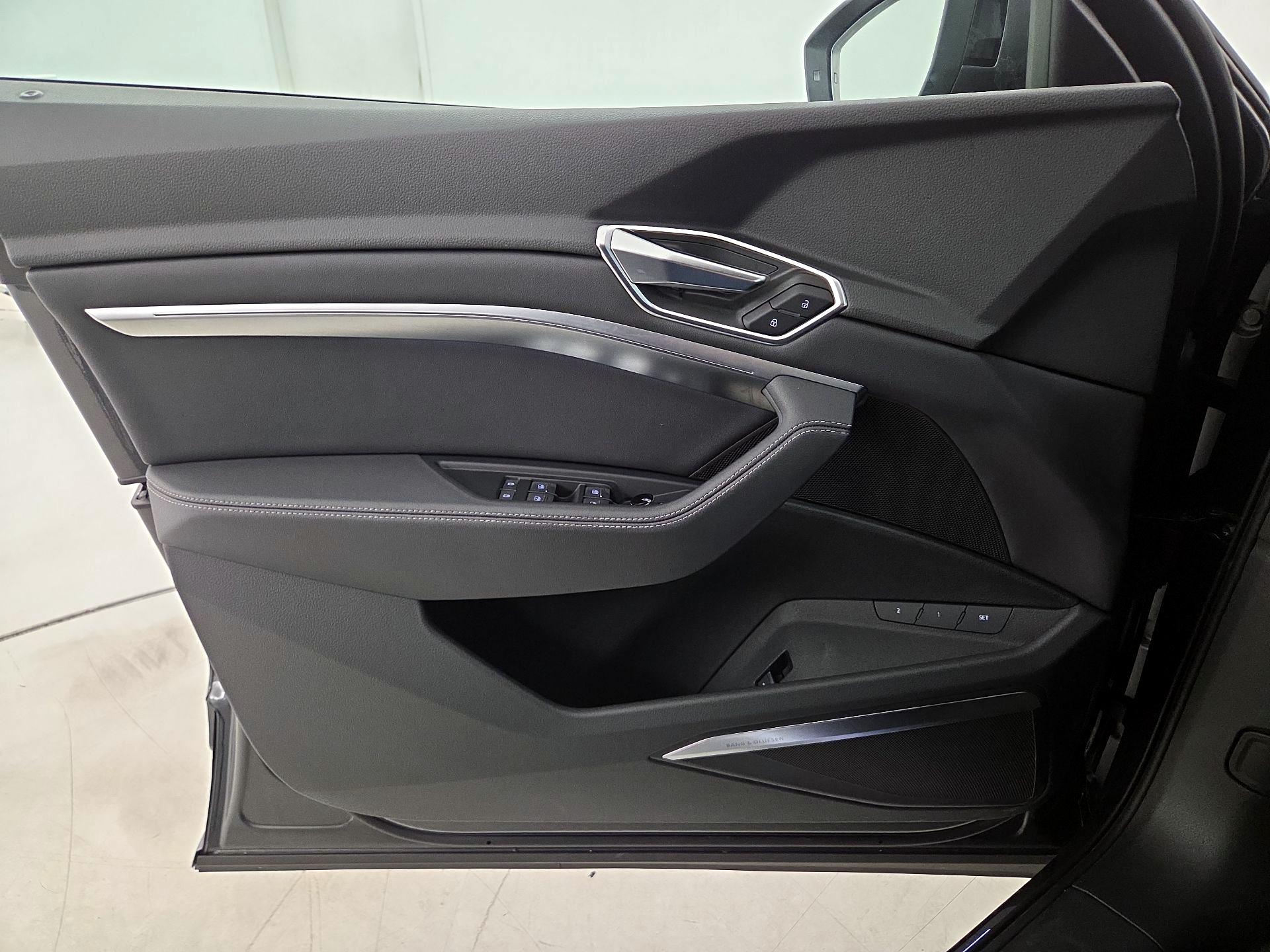 Thumbnail: 2023 Audi e-tron S - 12