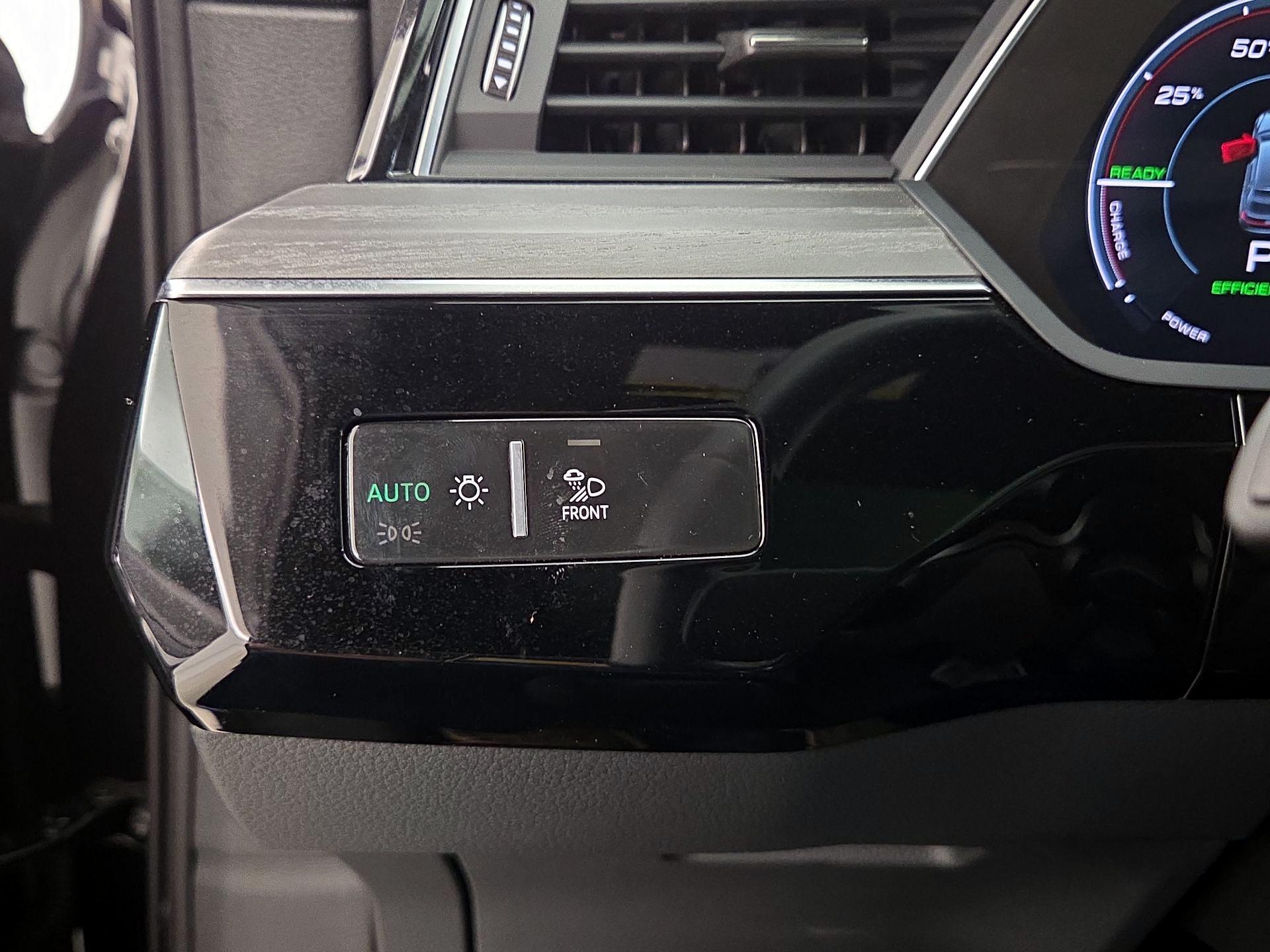 Thumbnail: 2023 Audi e-tron S - 13