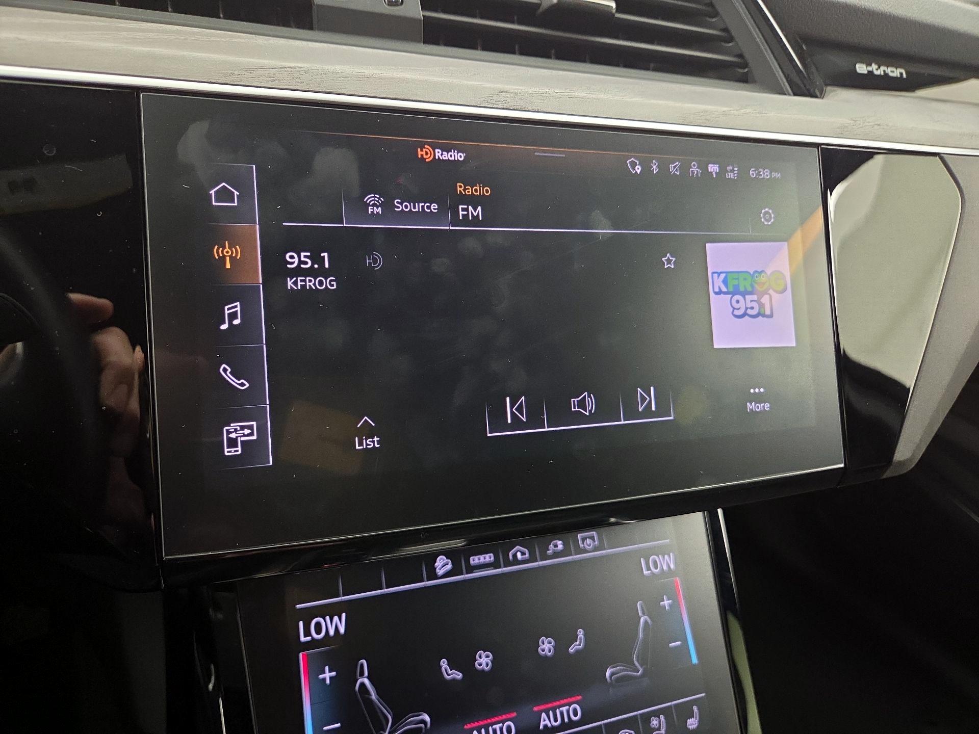 Thumbnail: 2023 Audi e-tron S - 16