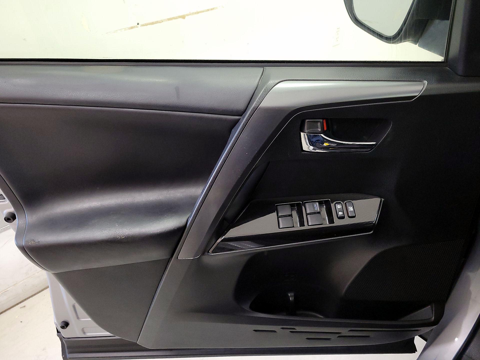 Thumbnail: 2018 Toyota RAV4 - 12