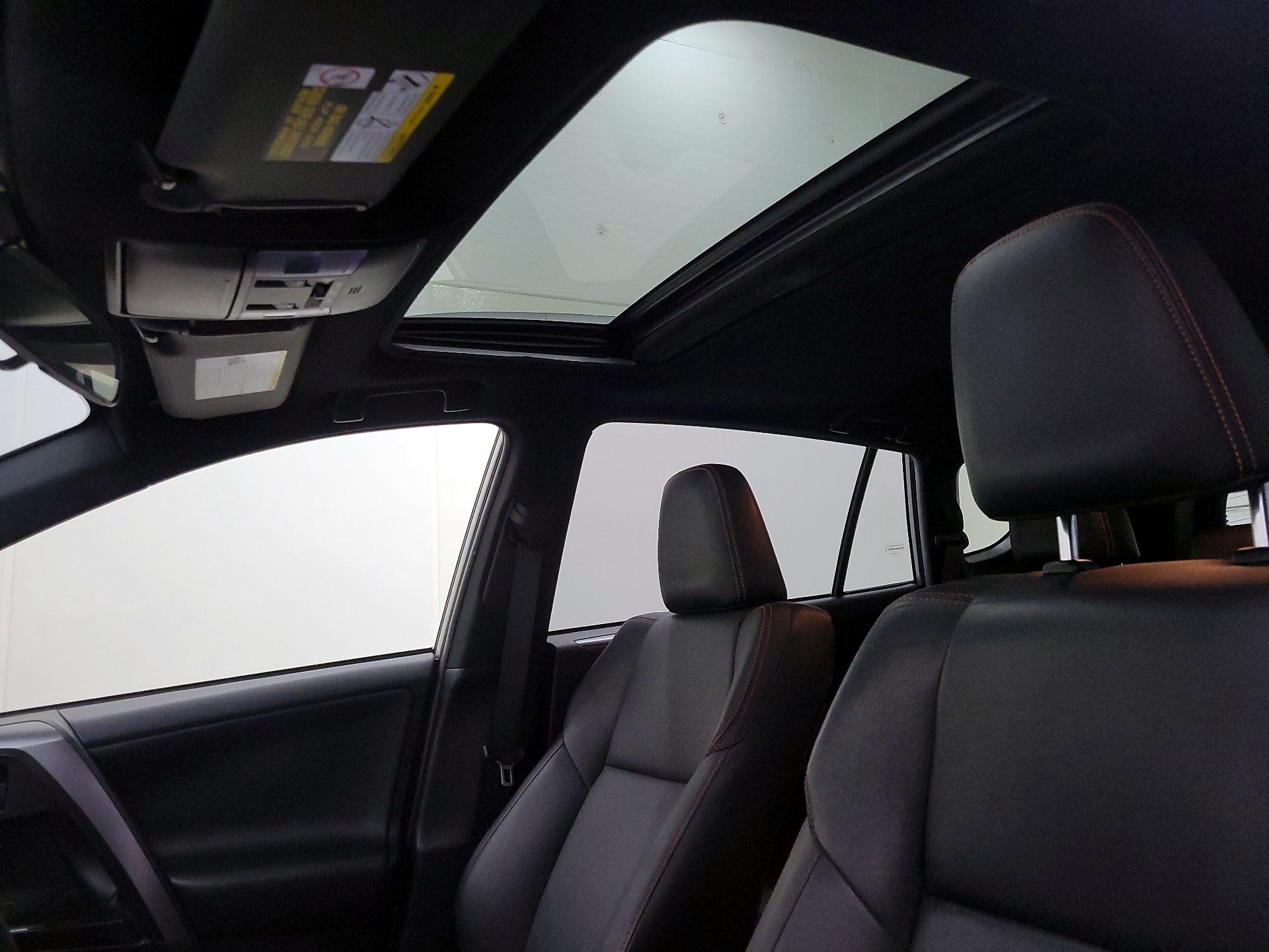 Thumbnail: 2018 Toyota RAV4 - 20