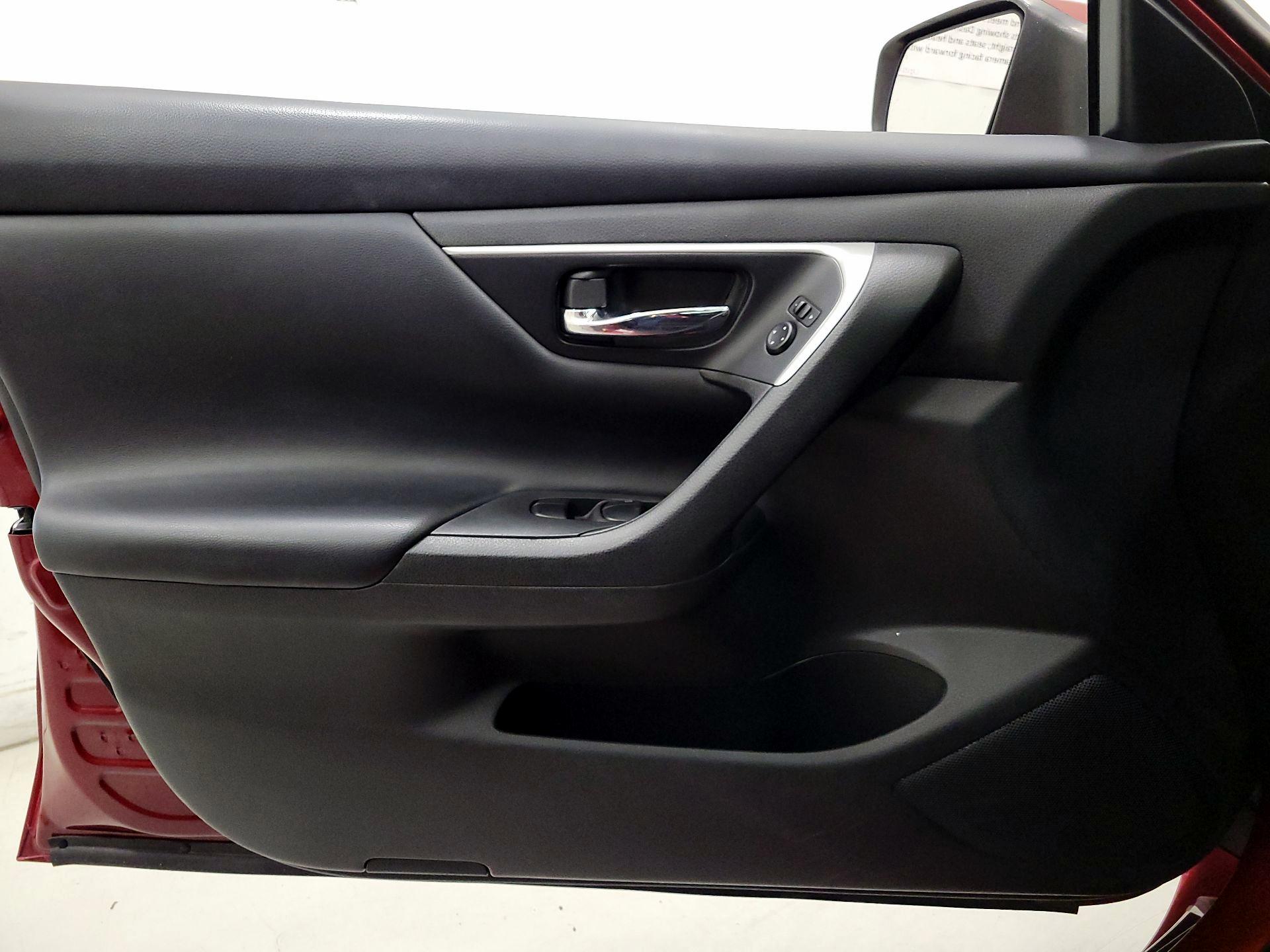 Thumbnail: 2017 Nissan Altima - 12