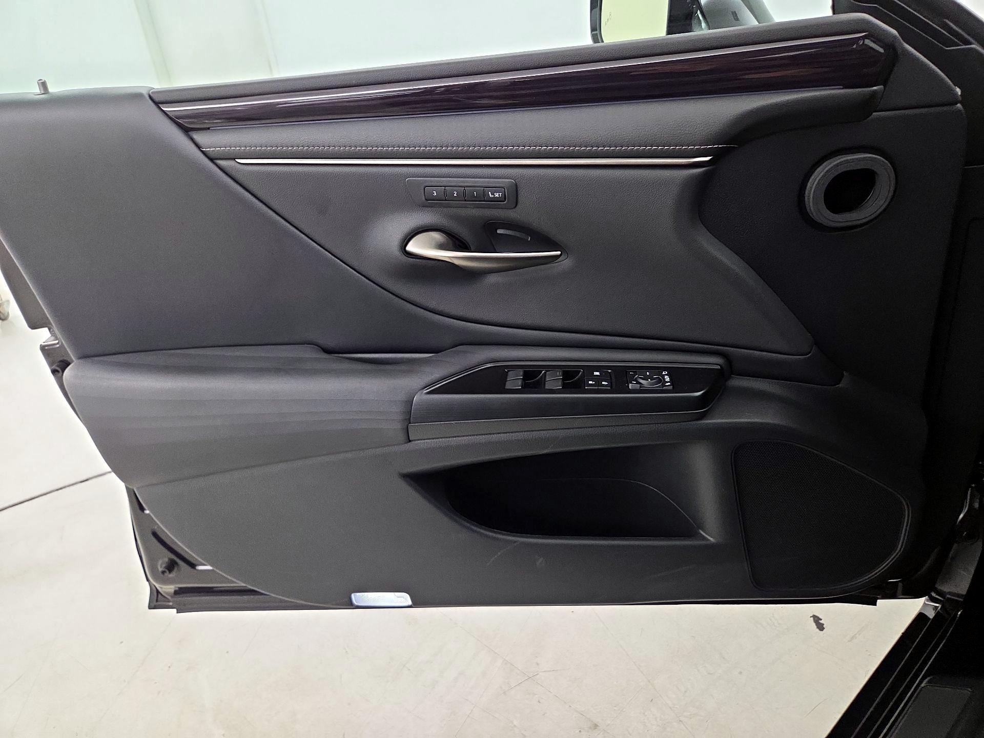 Thumbnail: 2020 Lexus ES - 12