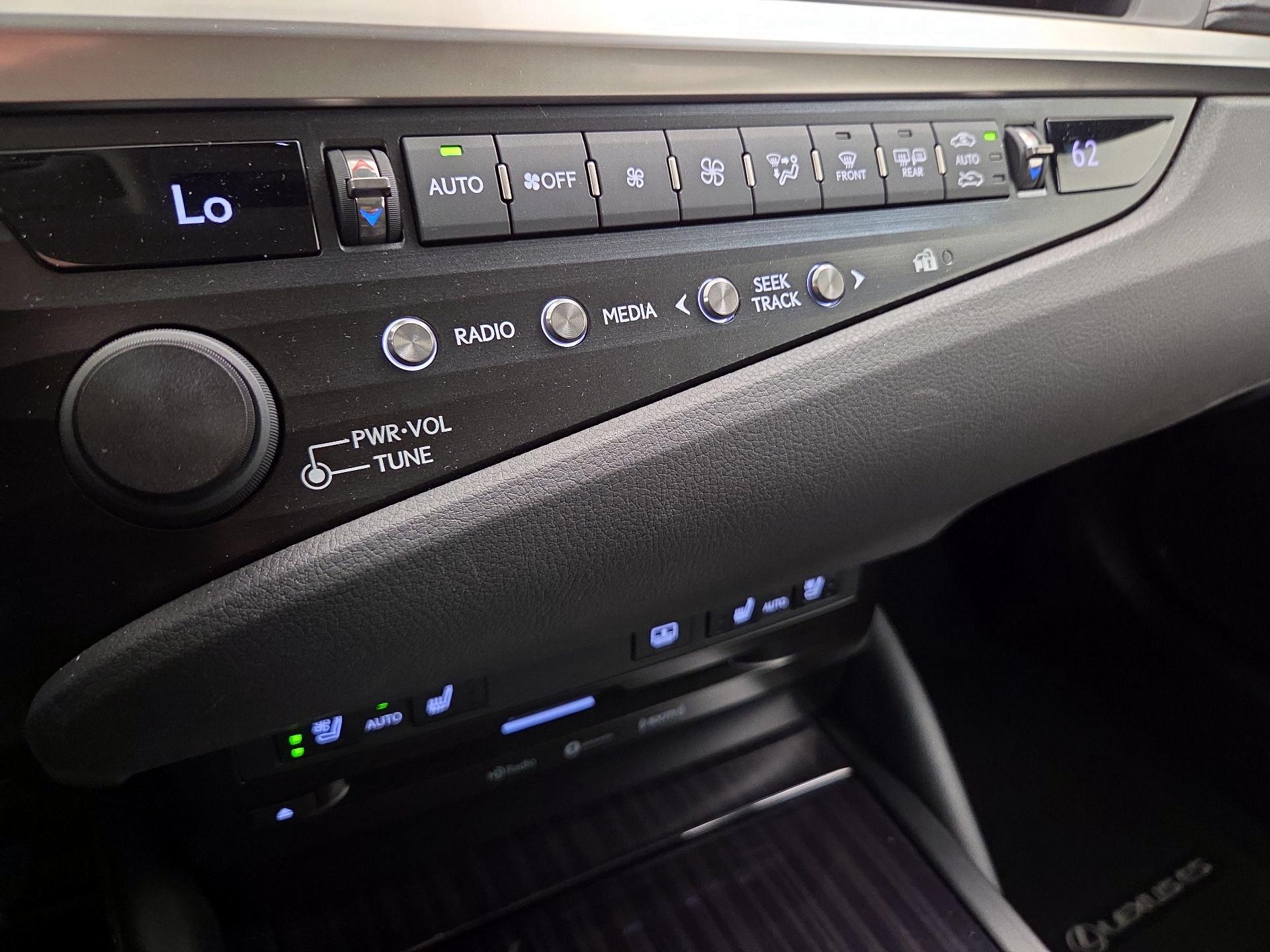 Thumbnail: 2020 Lexus ES - 17