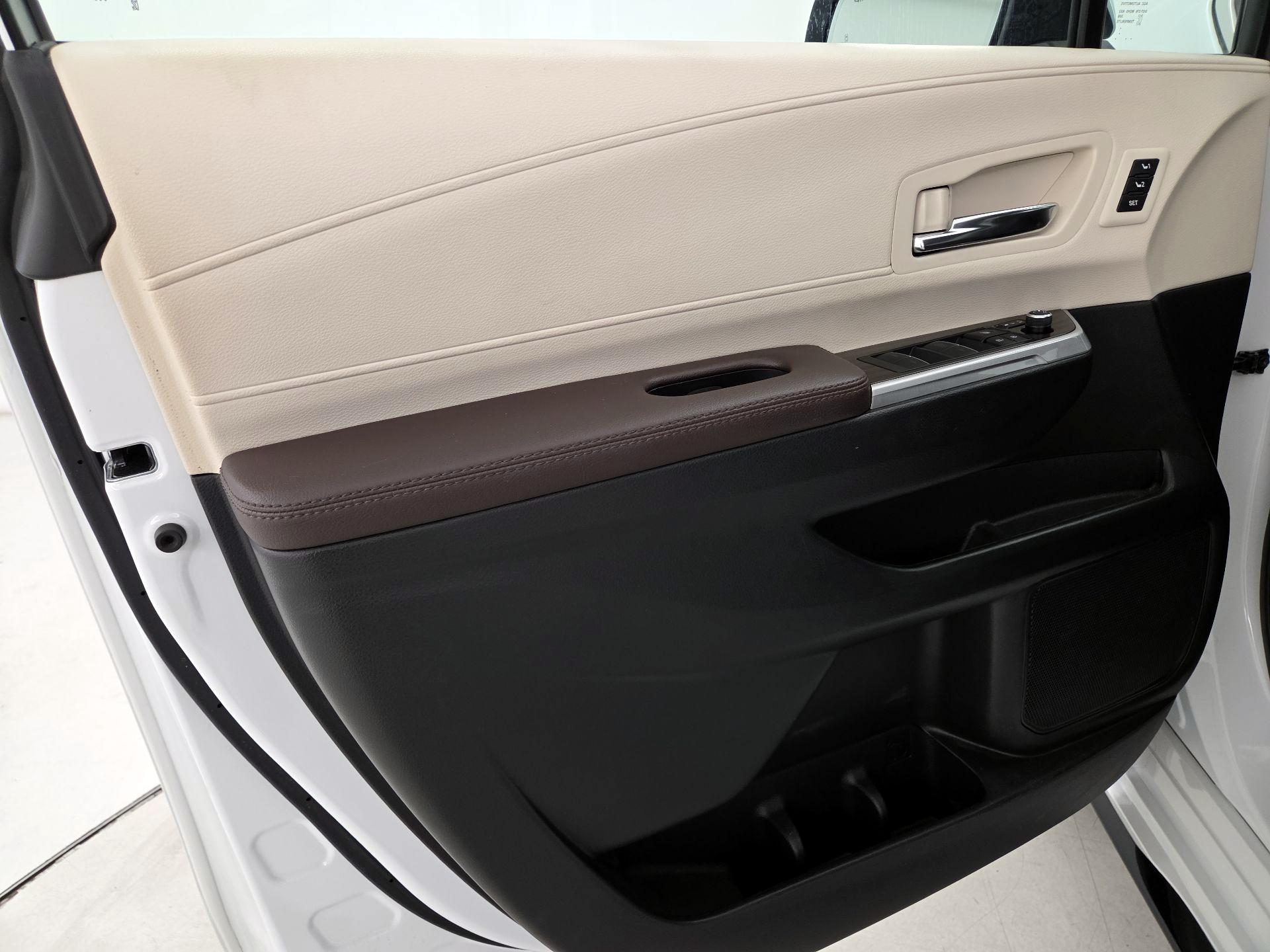 Thumbnail: 2024 Toyota Sienna - 12