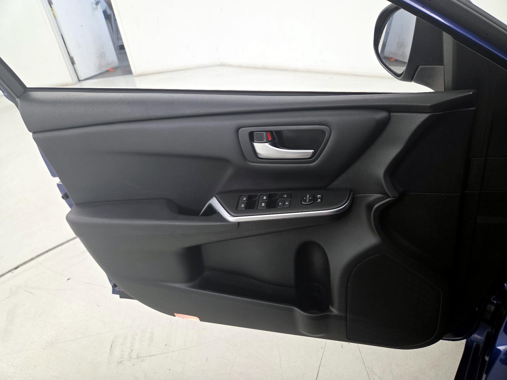 Thumbnail: 2015 Toyota Camry - 12