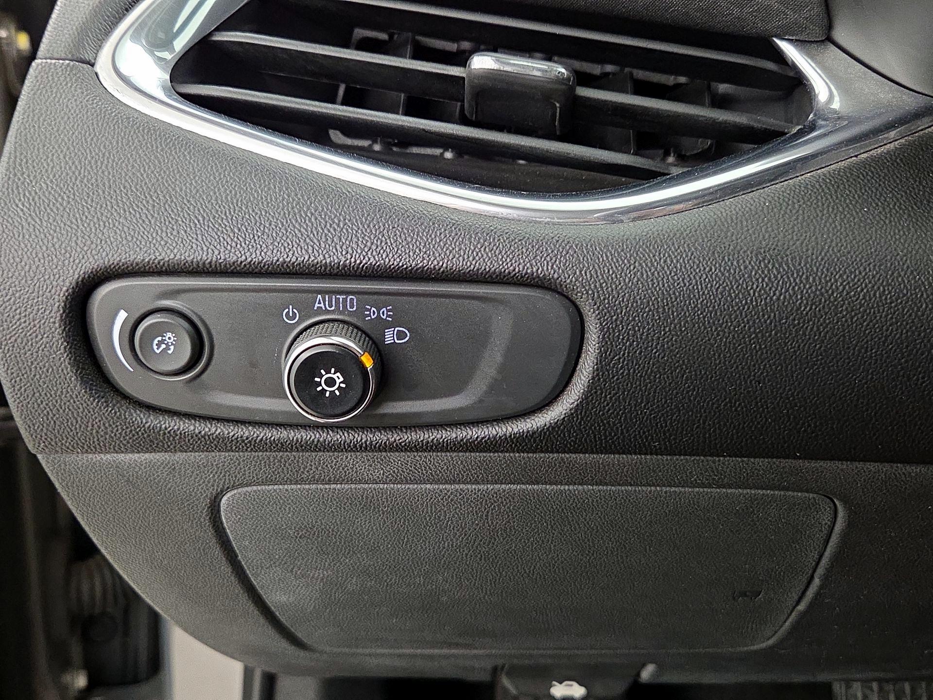 Thumbnail: 2017 Chevrolet Malibu - 13