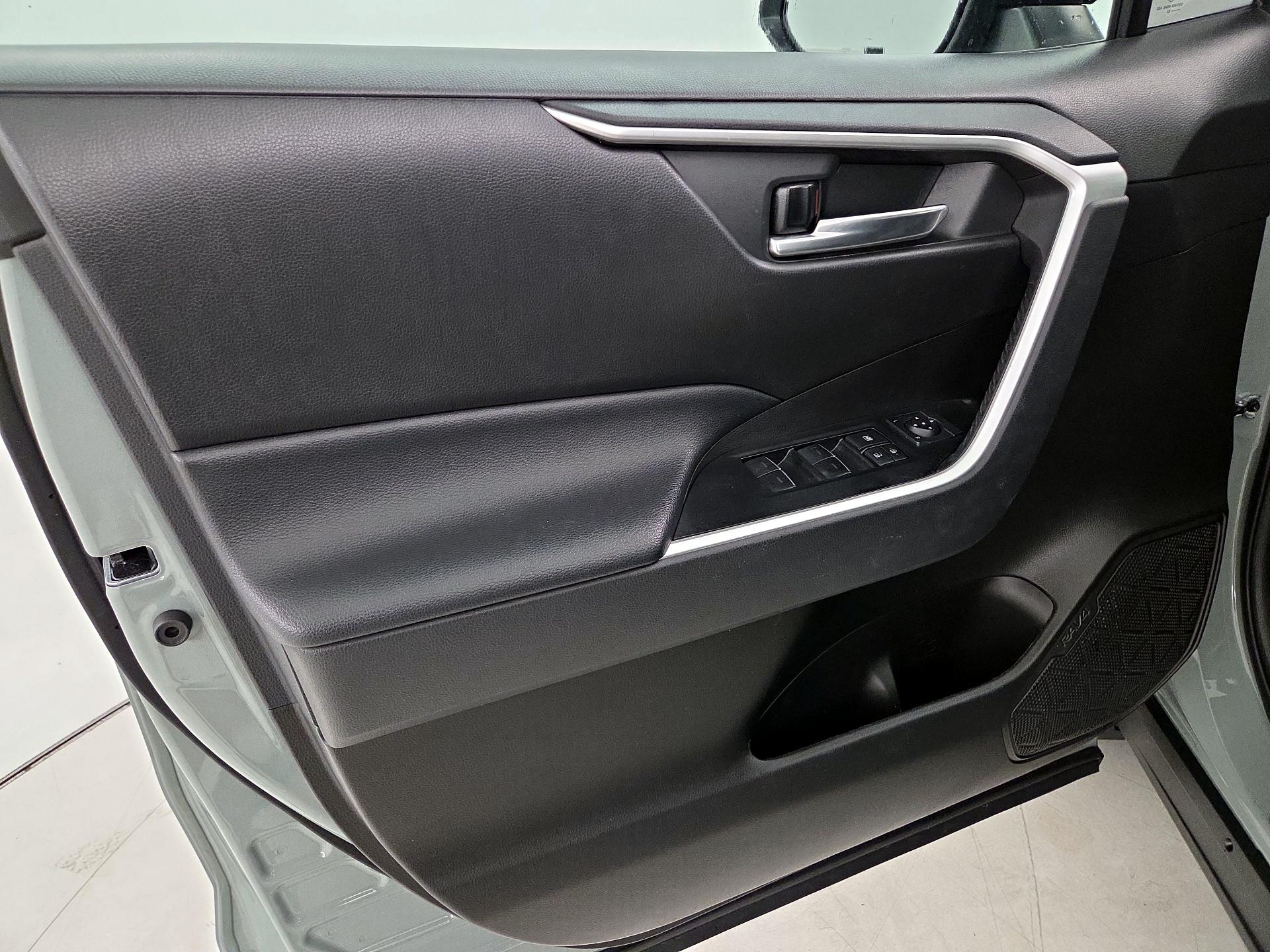 Thumbnail: 2022 Toyota RAV4 - 12