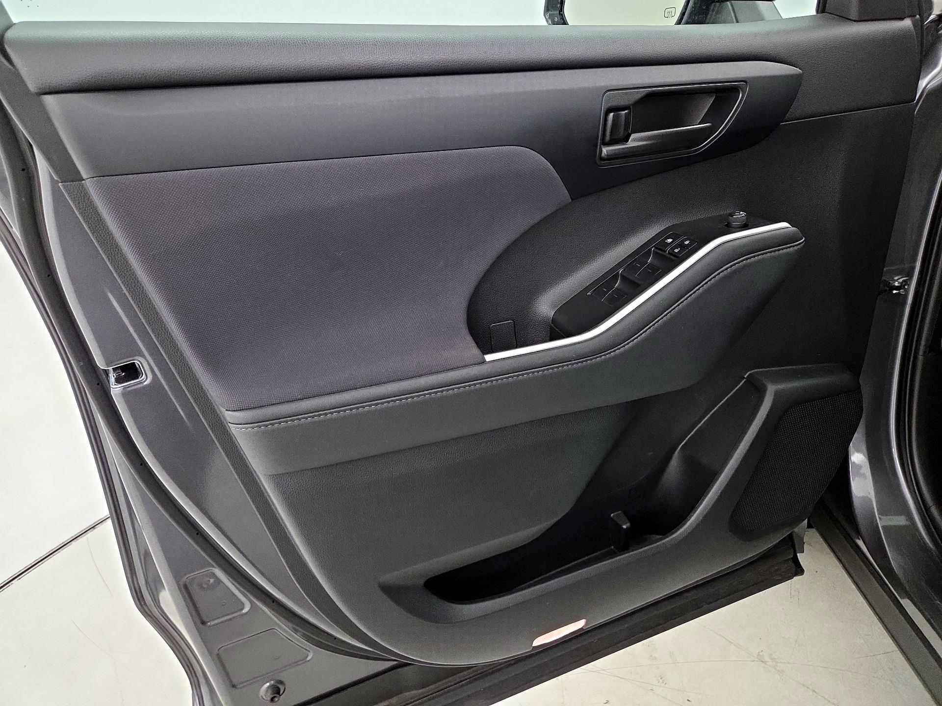 Thumbnail: 2023 Toyota Highlander - 12