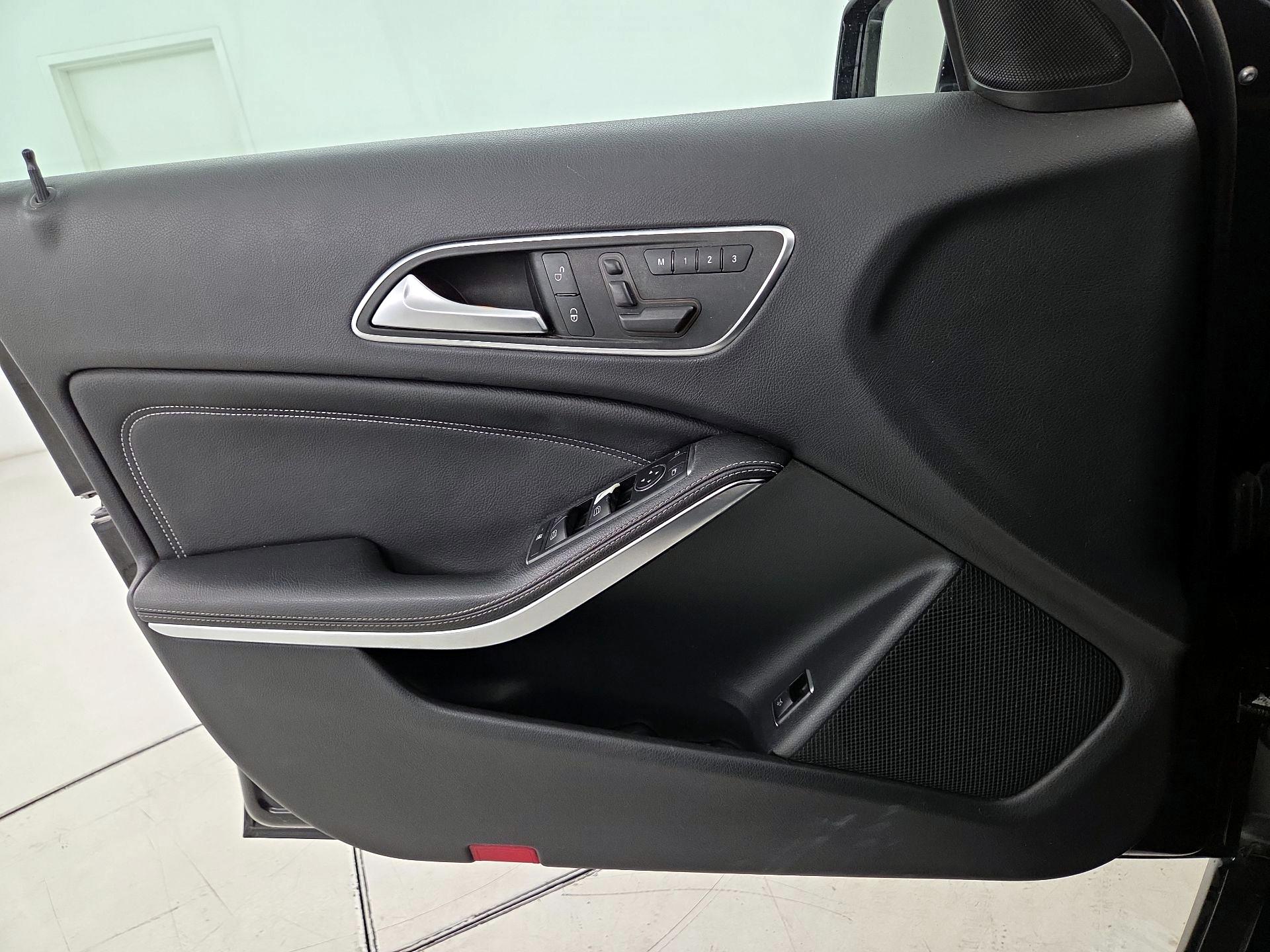 Thumbnail: 2015 Mercedes-Benz GLA - 12