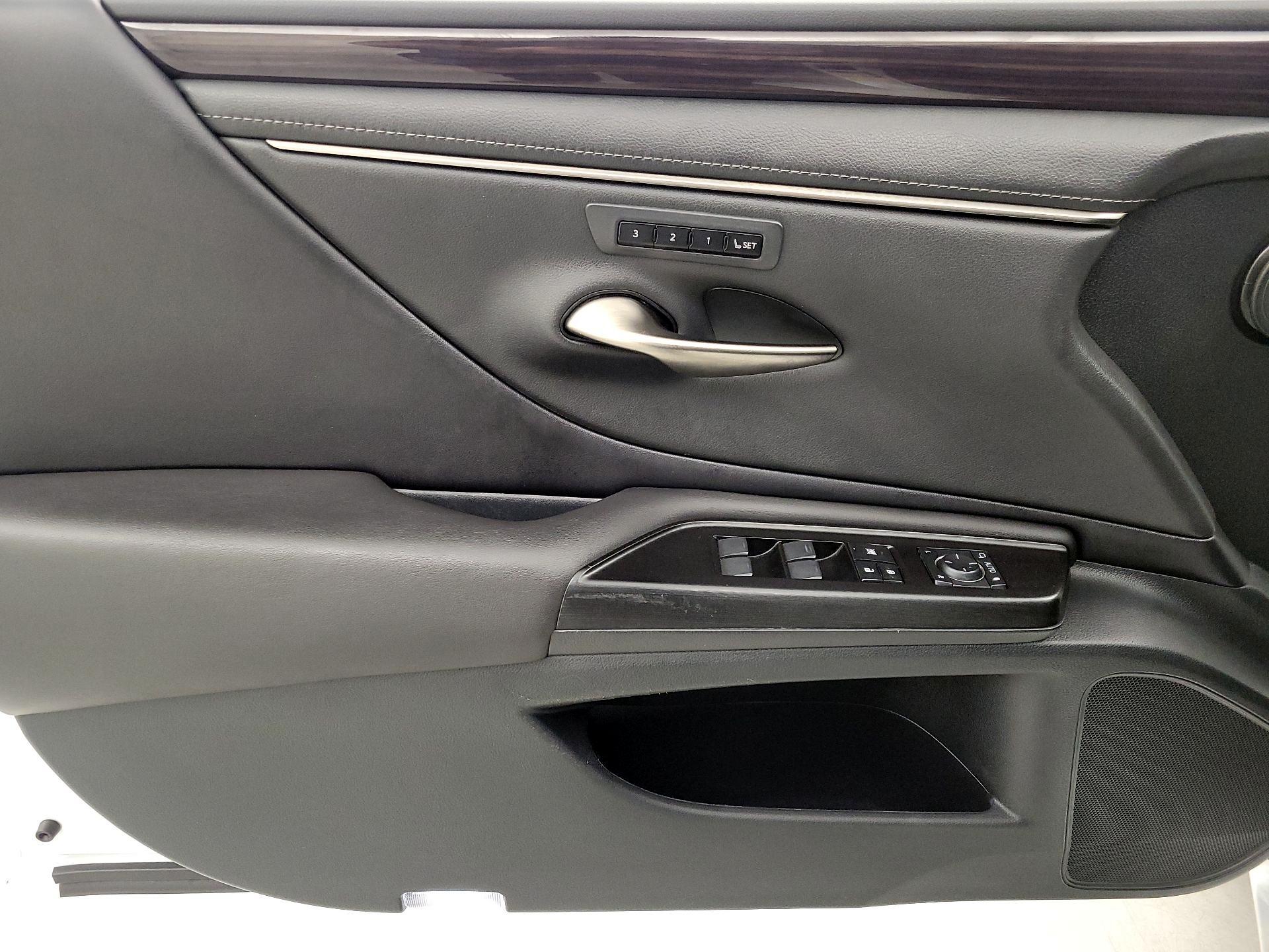 Thumbnail: 2020 Lexus ES - 12