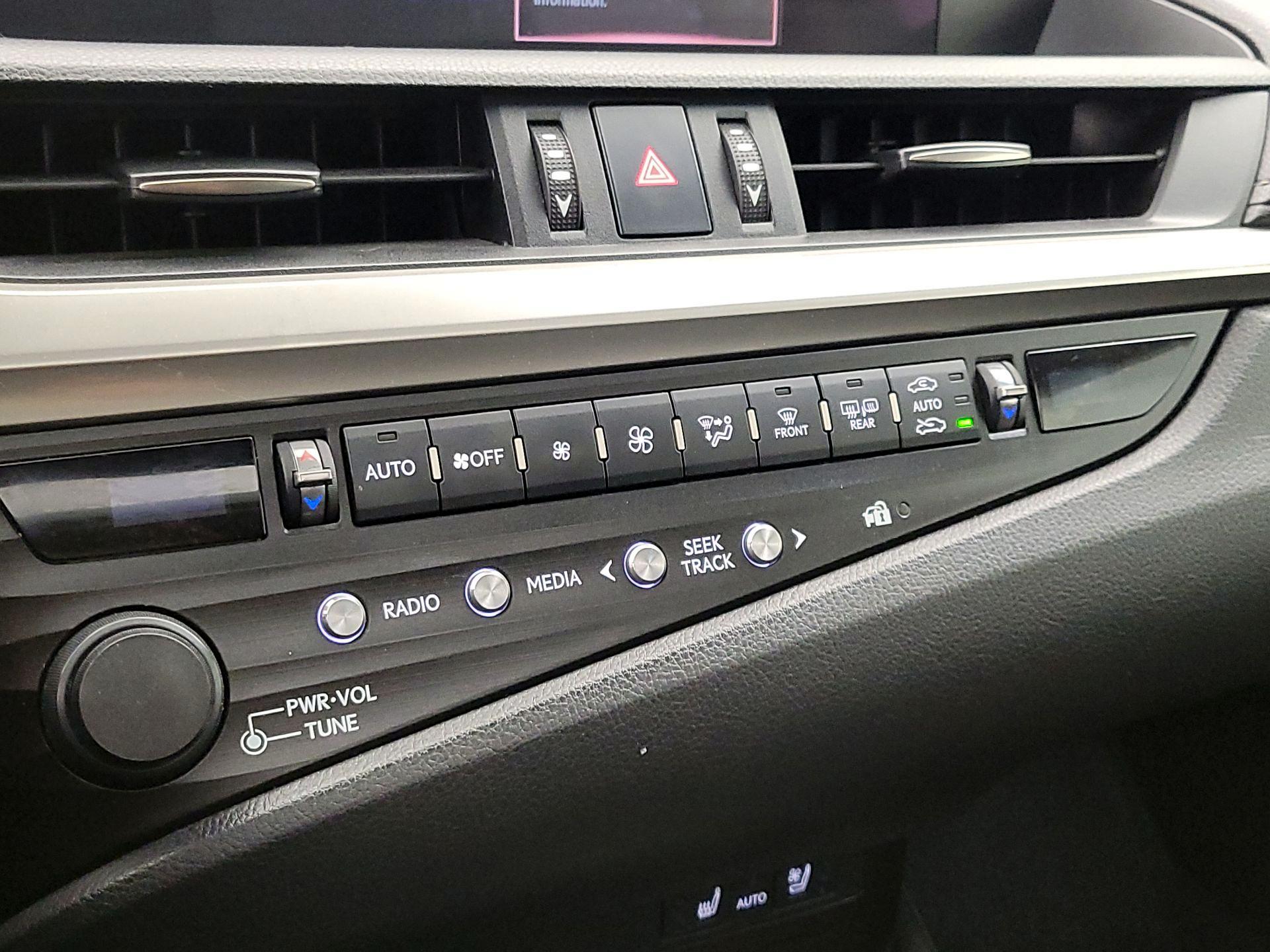 Thumbnail: 2020 Lexus ES - 16