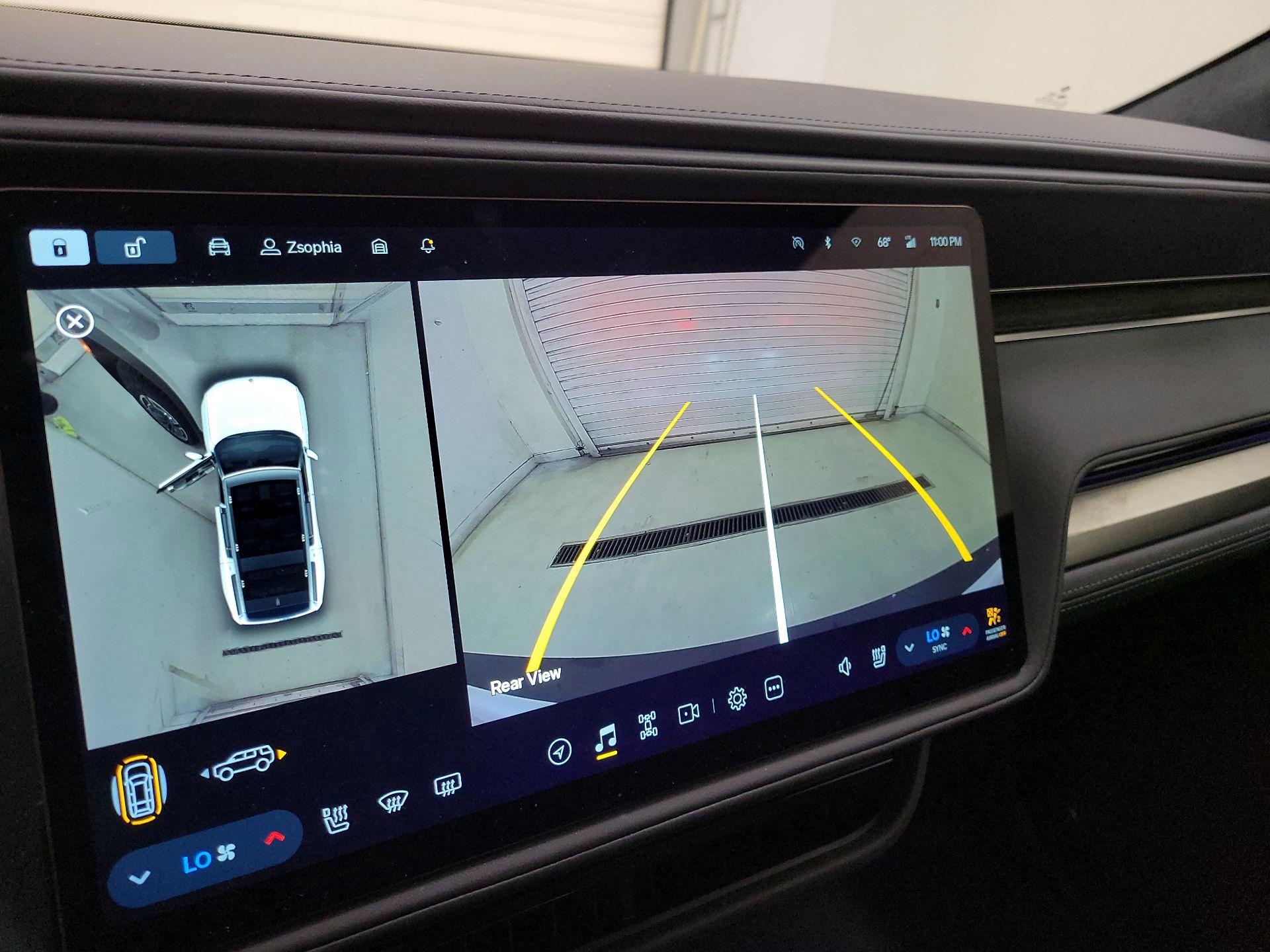 Thumbnail: 2025 Rivian R1S - 14