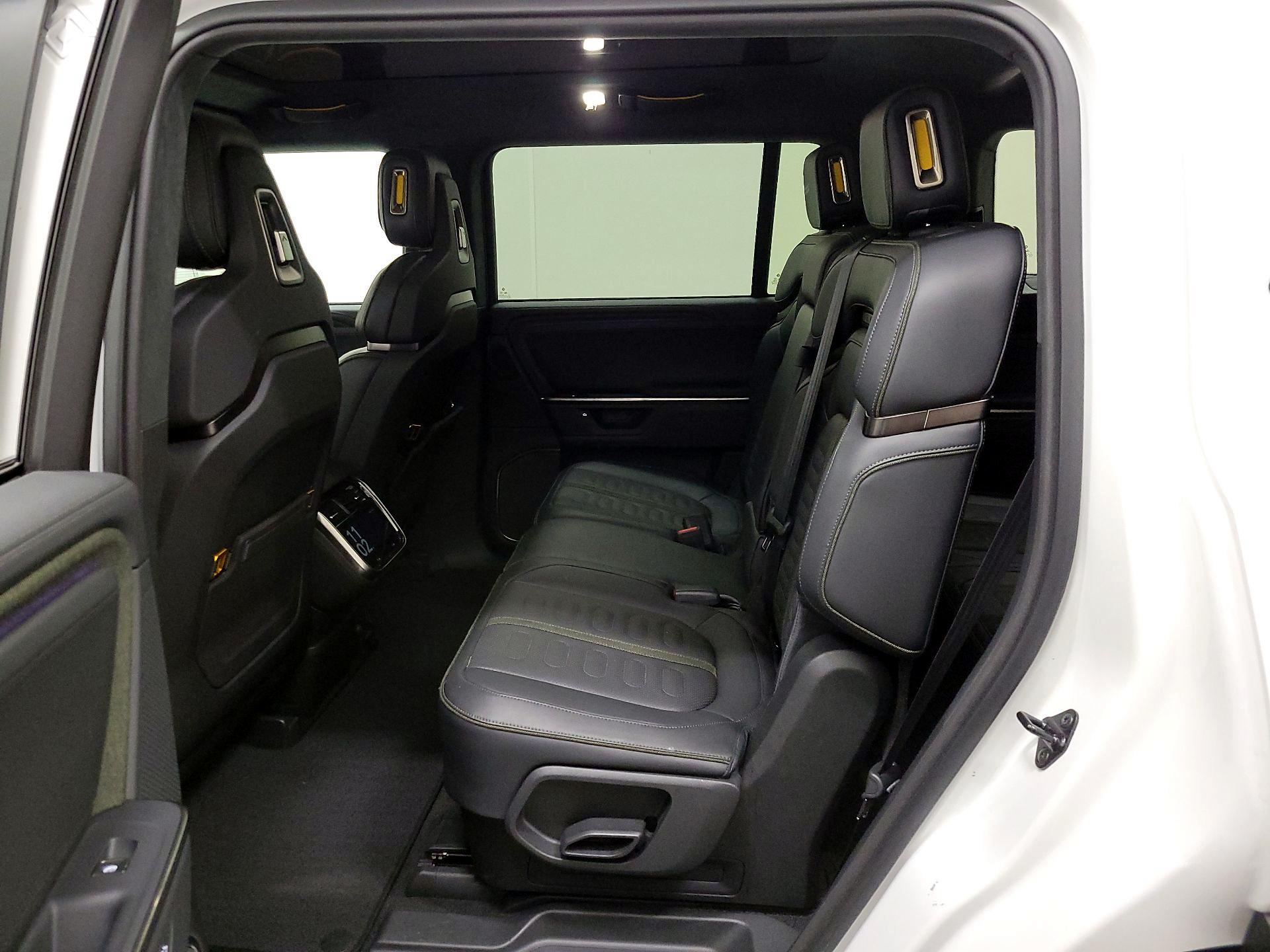 Thumbnail: 2025 Rivian R1S - 18