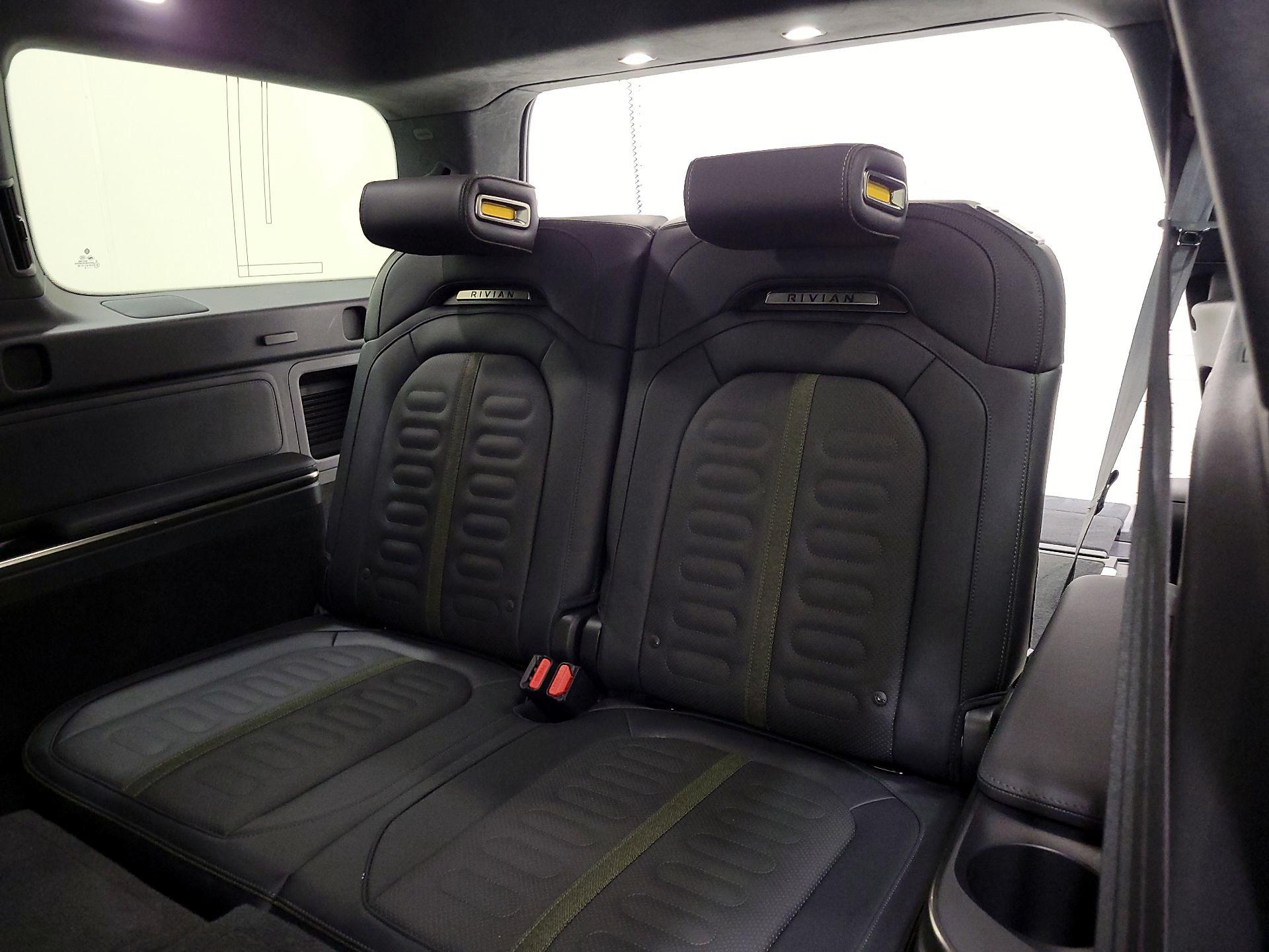 Thumbnail: 2025 Rivian R1S - 19