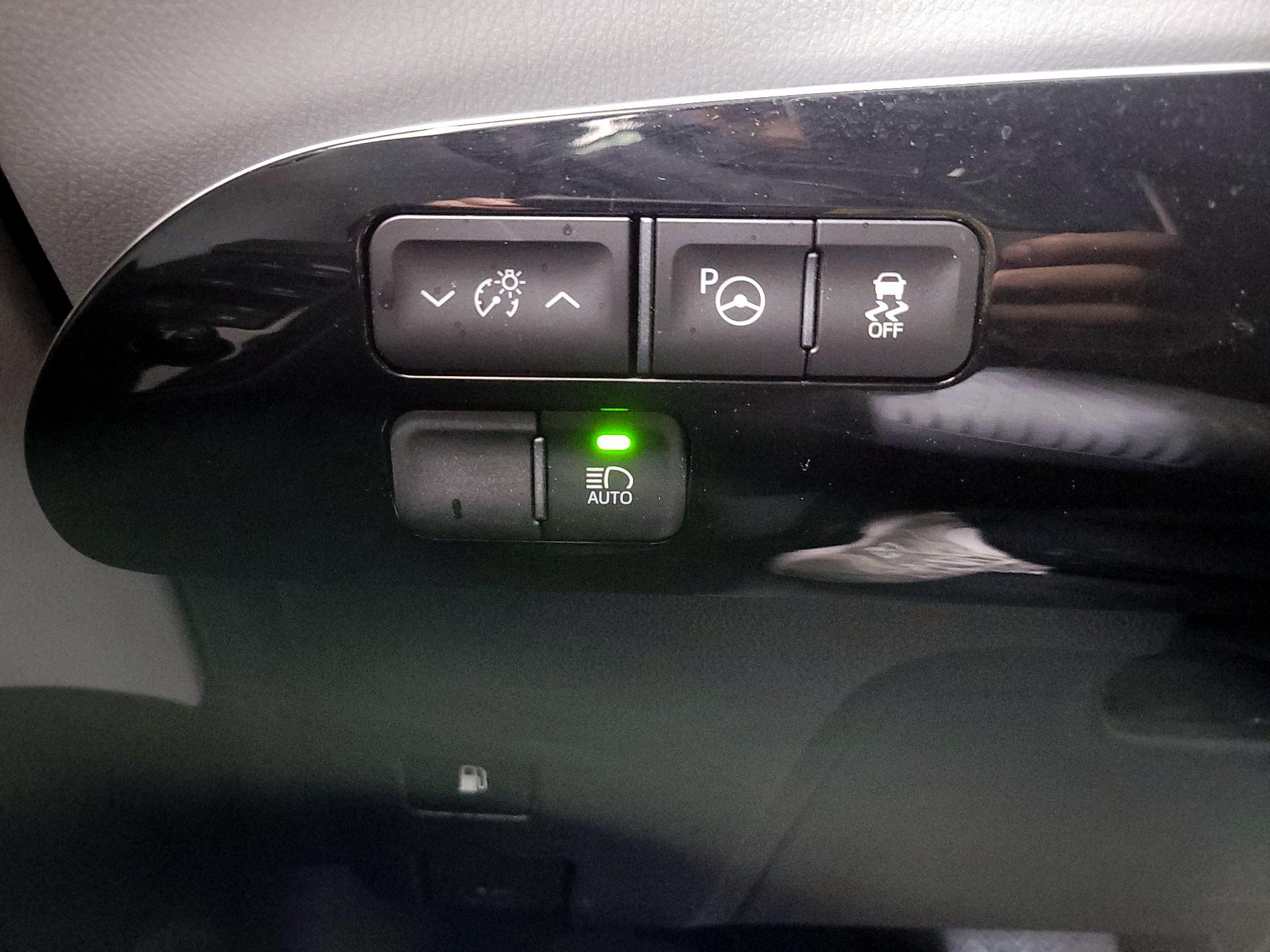 Thumbnail: 2018 Toyota Prius - 13