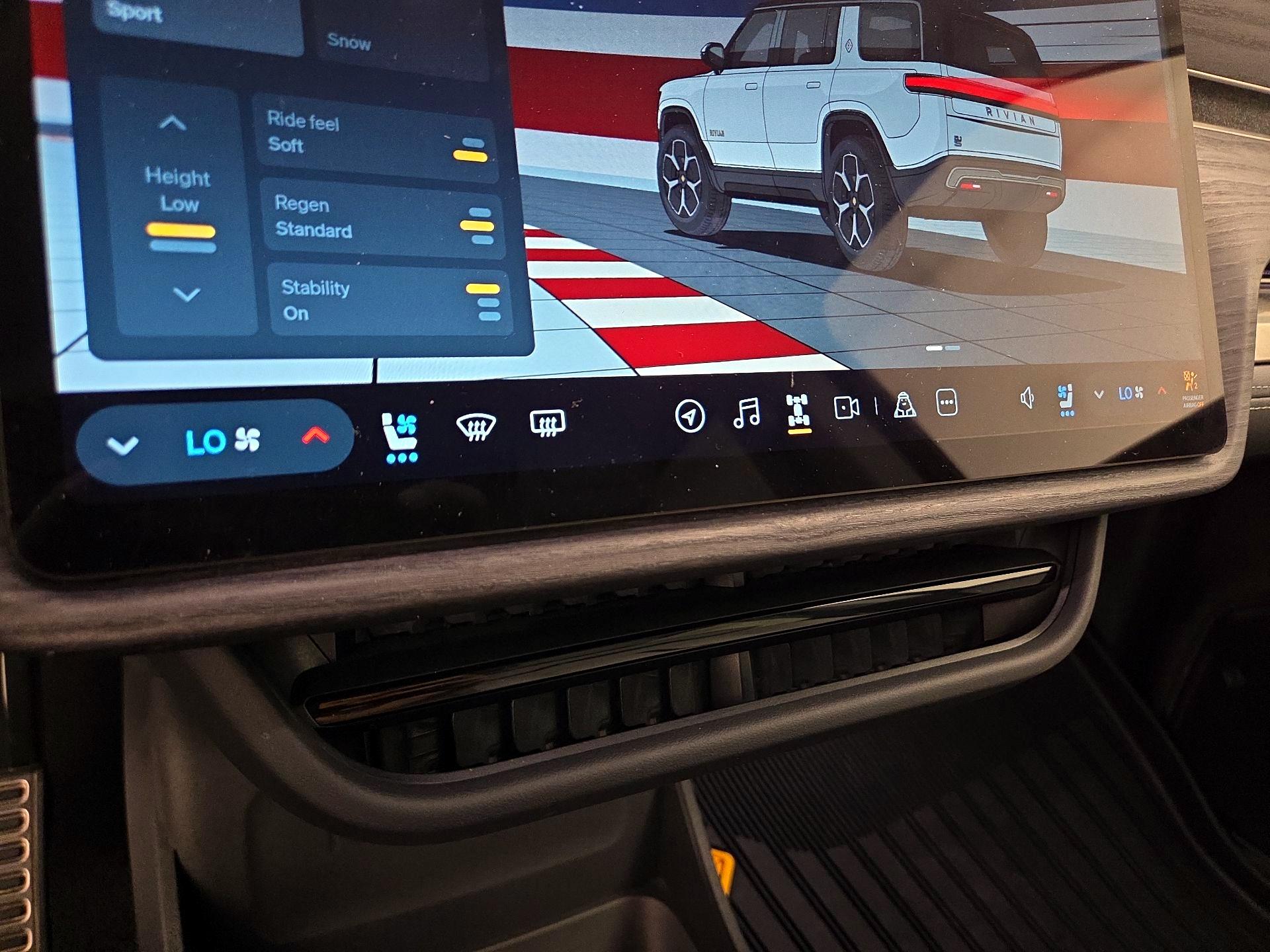 Thumbnail: 2024 Rivian R1S - 16