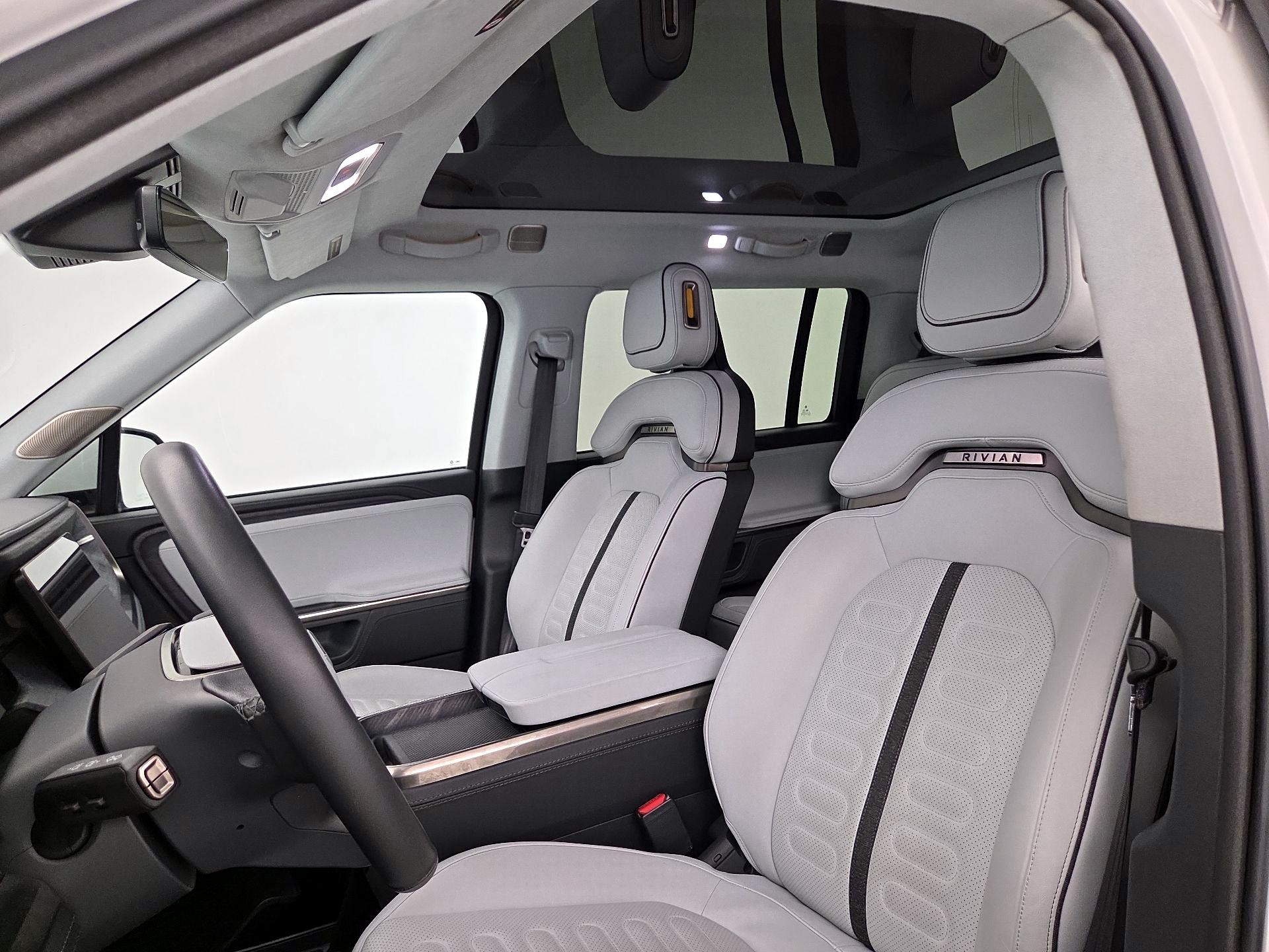 Thumbnail: 2024 Rivian R1S - 19