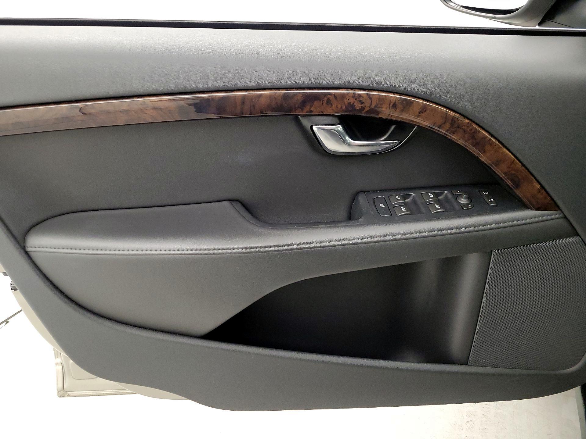 Thumbnail: 2016 Volvo XC70 - 12